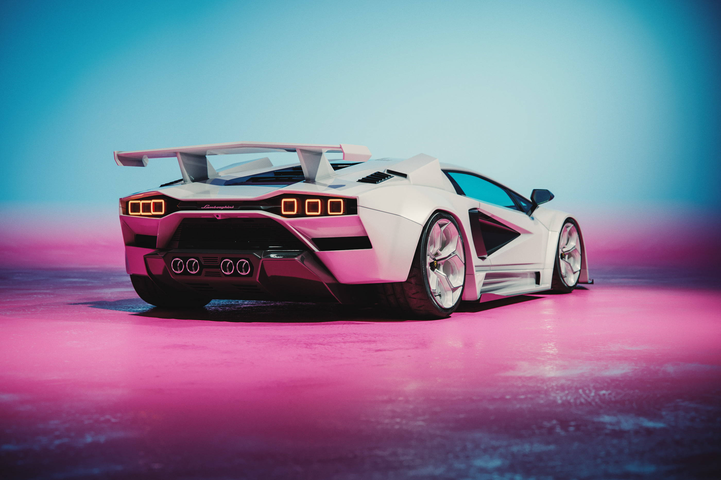 Cool Car 桌布 壁紙 — 一輛白色藍寶堅尼跑車，帶有發光的橙色尾燈，站在充滿活力的粉紅色表面上，背景是漸變的藍天。
