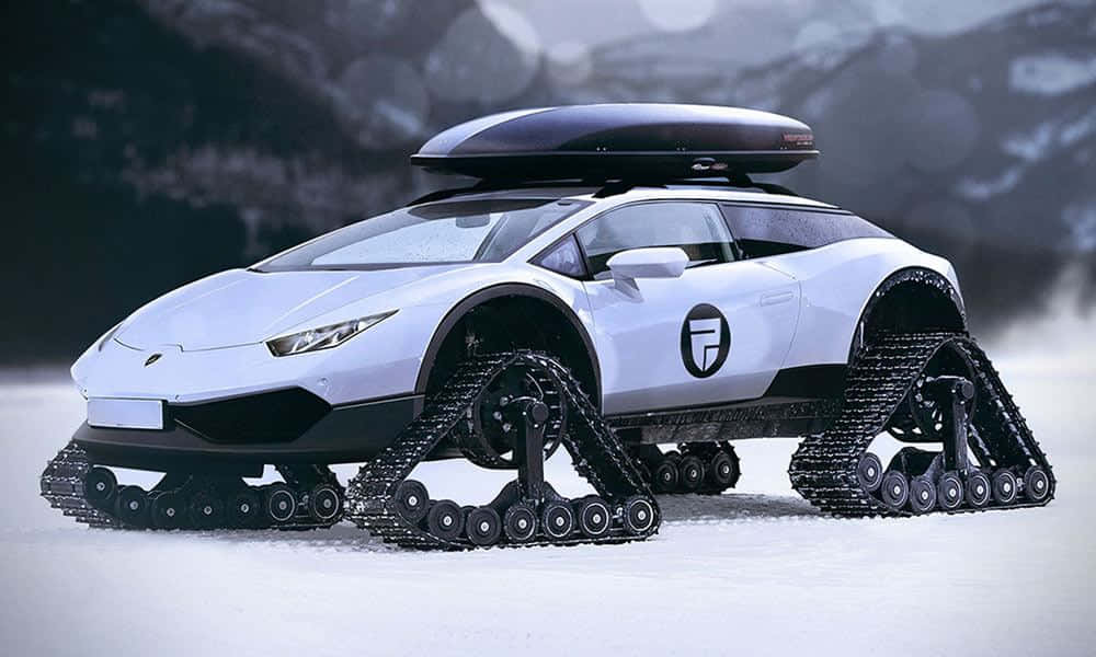 Cool Lamborghinis 桌布 壁紙 — 一輛白色藍寶堅尼配備坦克履帶和車頂行李箱，在雪山背景下矗立於雪地之上。