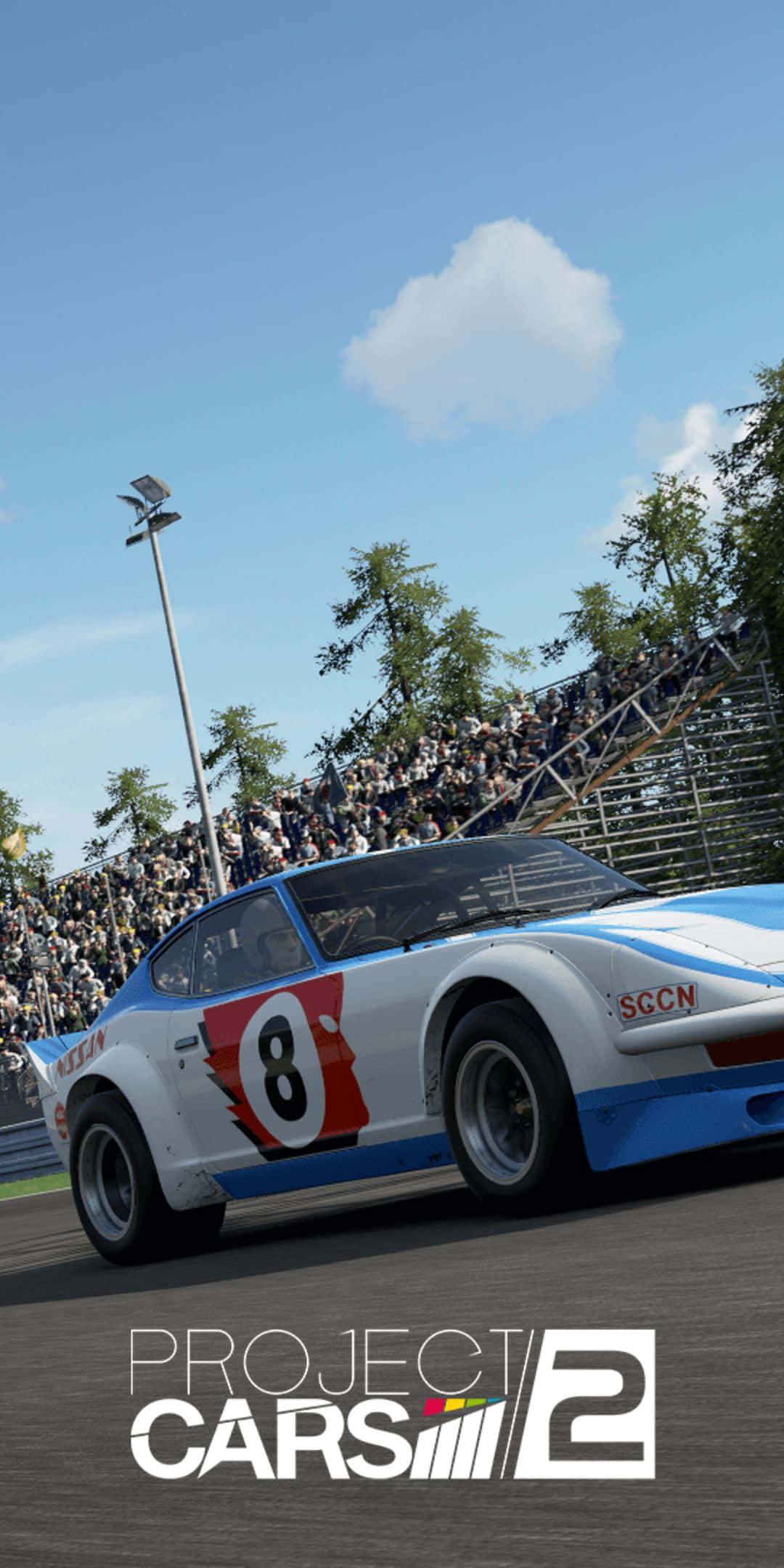 Pixel 3 Project Cars 2 桌布 壁紙 — 一輛白色藍色賽車，號碼8，在晴朗藍天下沿著賽道疾馳，看台上有觀眾。