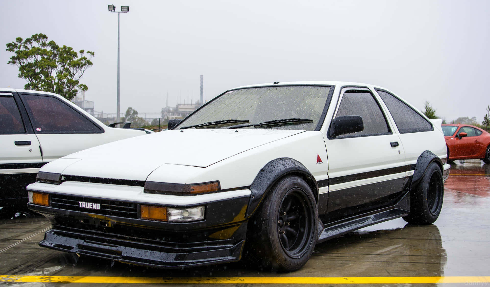 白色豐田AE86 Trueno在雨天停在潮濕的路面上。 — Toyota Supra Mk4 壁紙