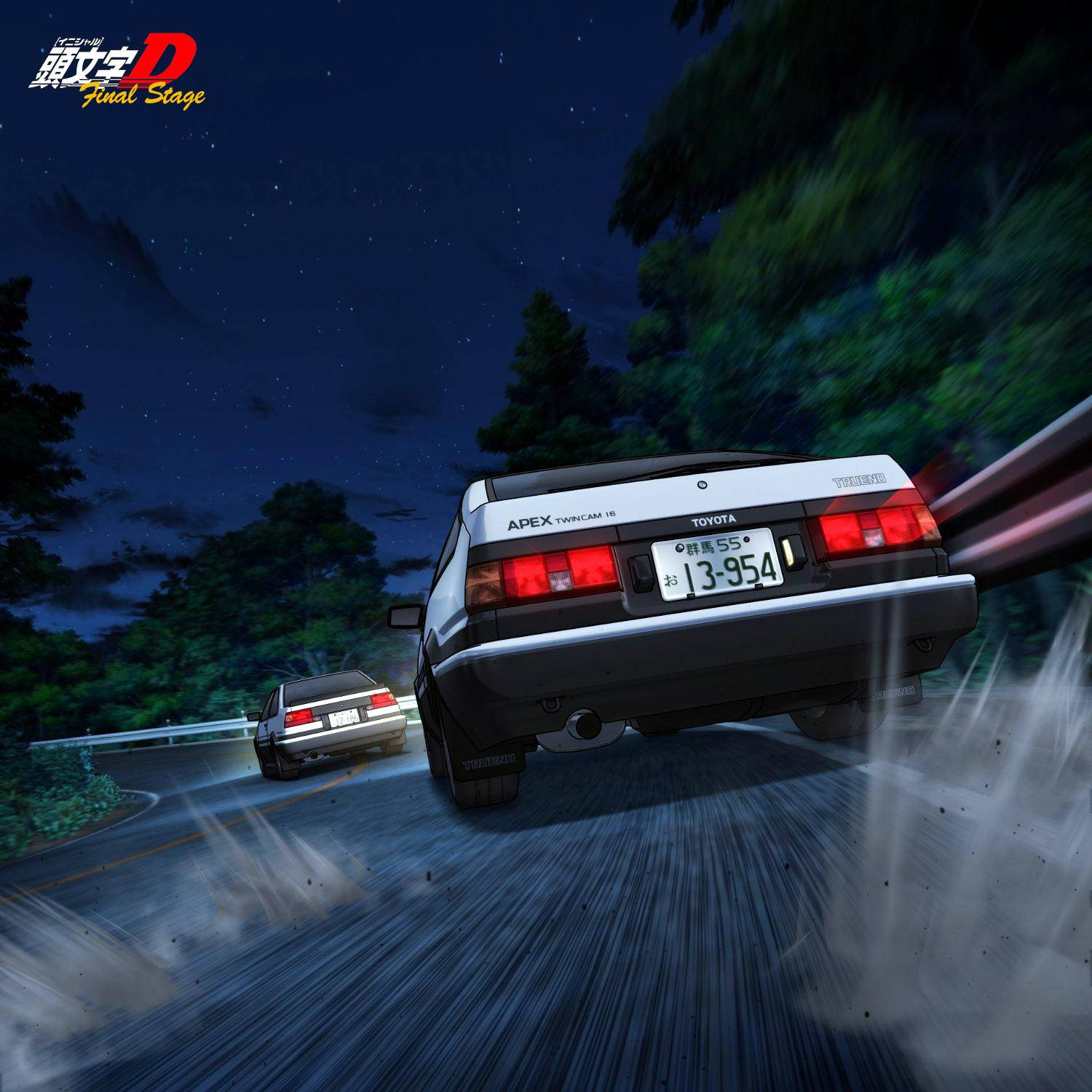 Initial 桌布 壁紙 — 一輛白色豐田AE86在星空下的濕滑森林道路上夜間飄移，帶有動態模糊和發光的尾燈。