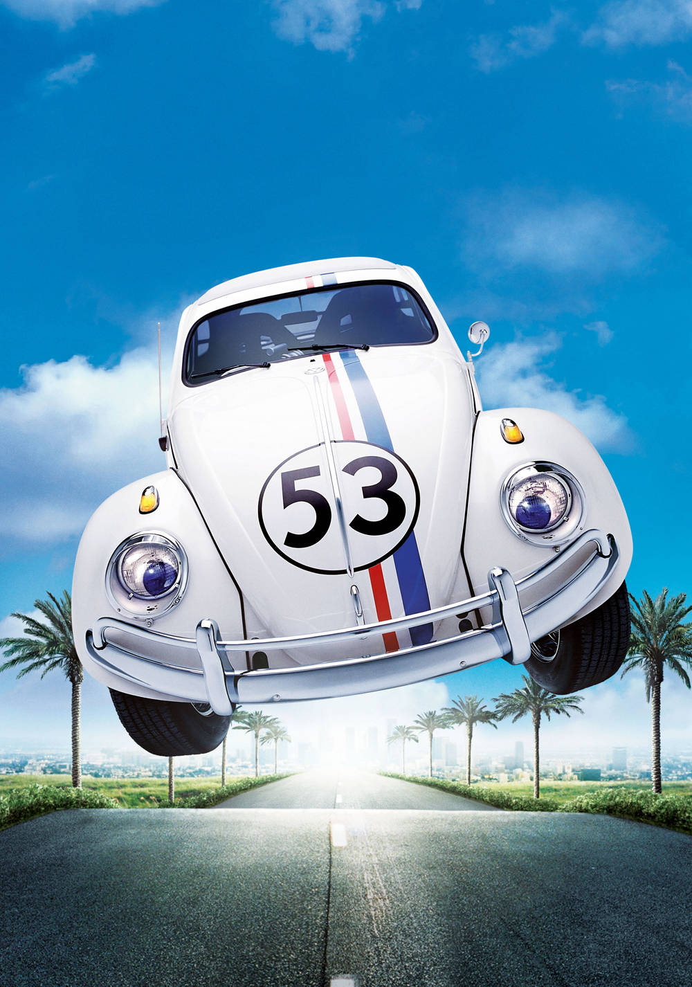 Herbie 桌布 壁紙 — 一輛白色賽車，編號53，帶有紅藍條紋，在晴朗藍天下懸浮於棕櫚樹成蔭的道路上方。