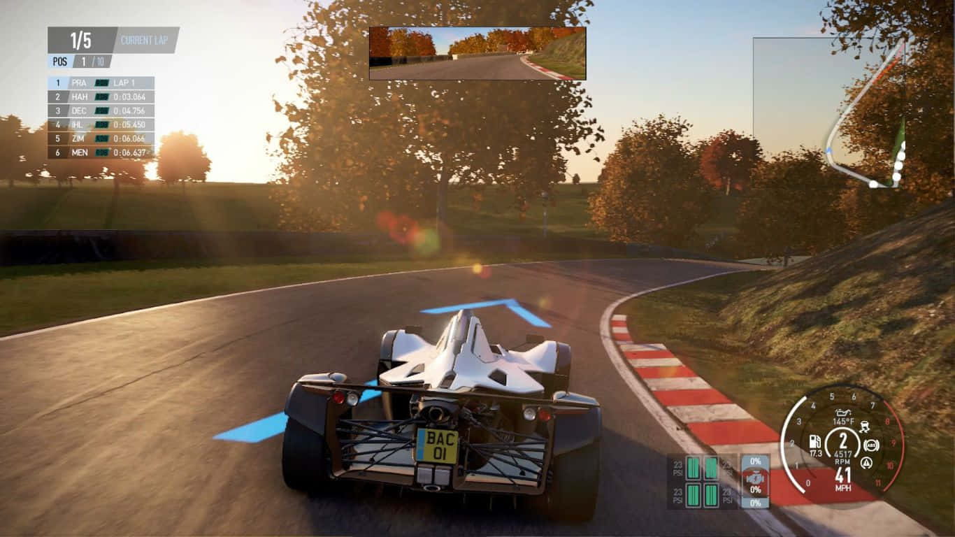 1366x768 Project Cars 2 桌布 壁紙 — 一輛白色賽車在日落時分，伴隨著閃爍的鏡頭光暈，疾速駛過蜿蜒的秋日森林賽道。