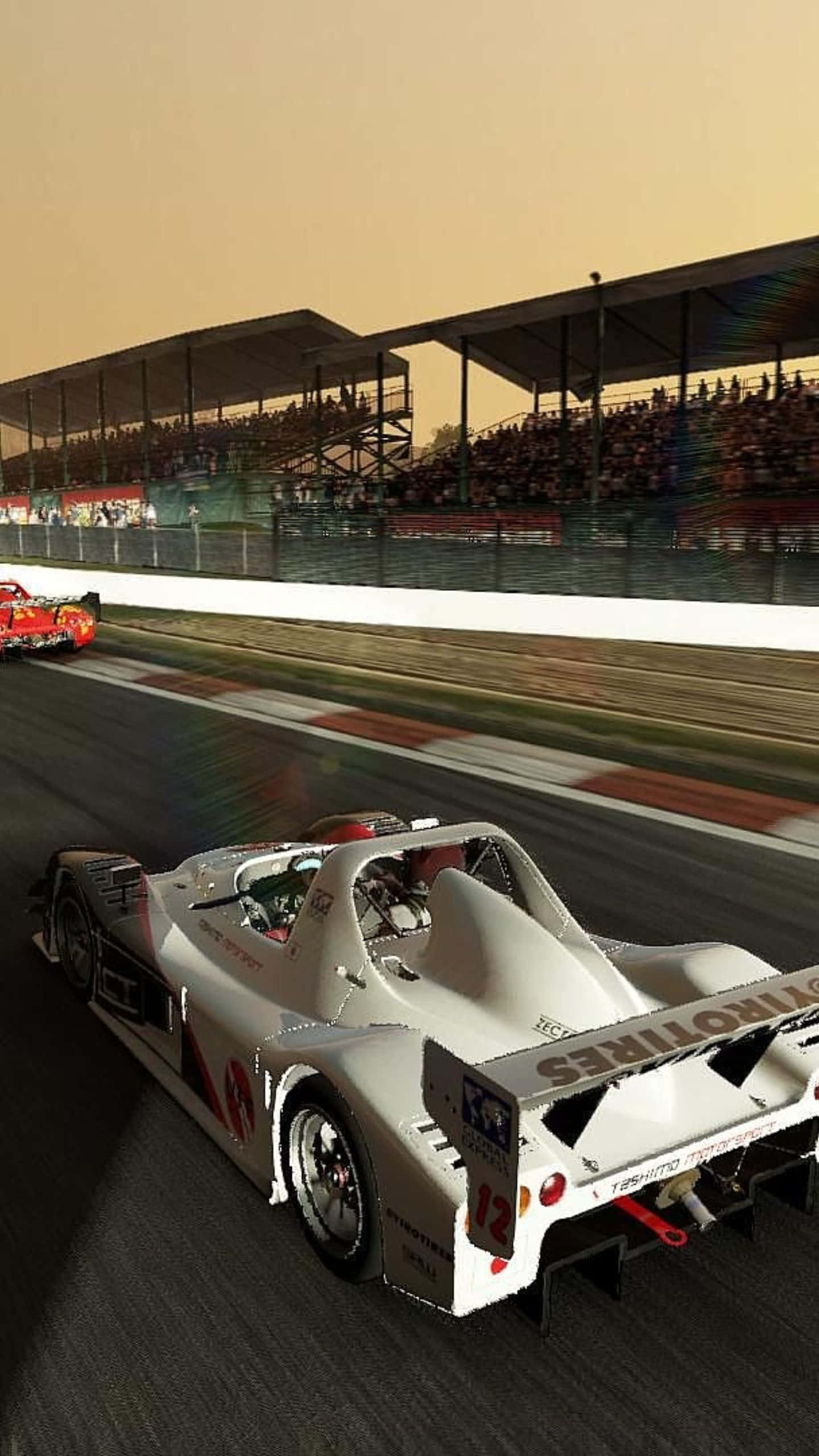 Android Project Cars 桌布 壁紙 — 一輛白色賽車在日落時分沿著賽道高速行駛，帶有動態模糊效果，看台上有觀眾。