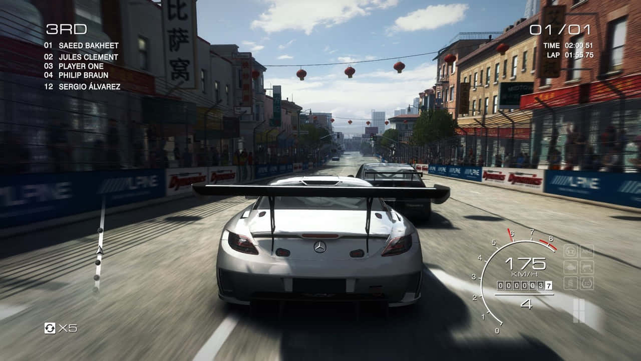 720p Grid Autosport 桌布 壁紙 — 一輛白色賽車在陽光明媚的城市街道上飛馳，街道兩旁有建築物和紅色燈籠，這是一場高風險的比賽。