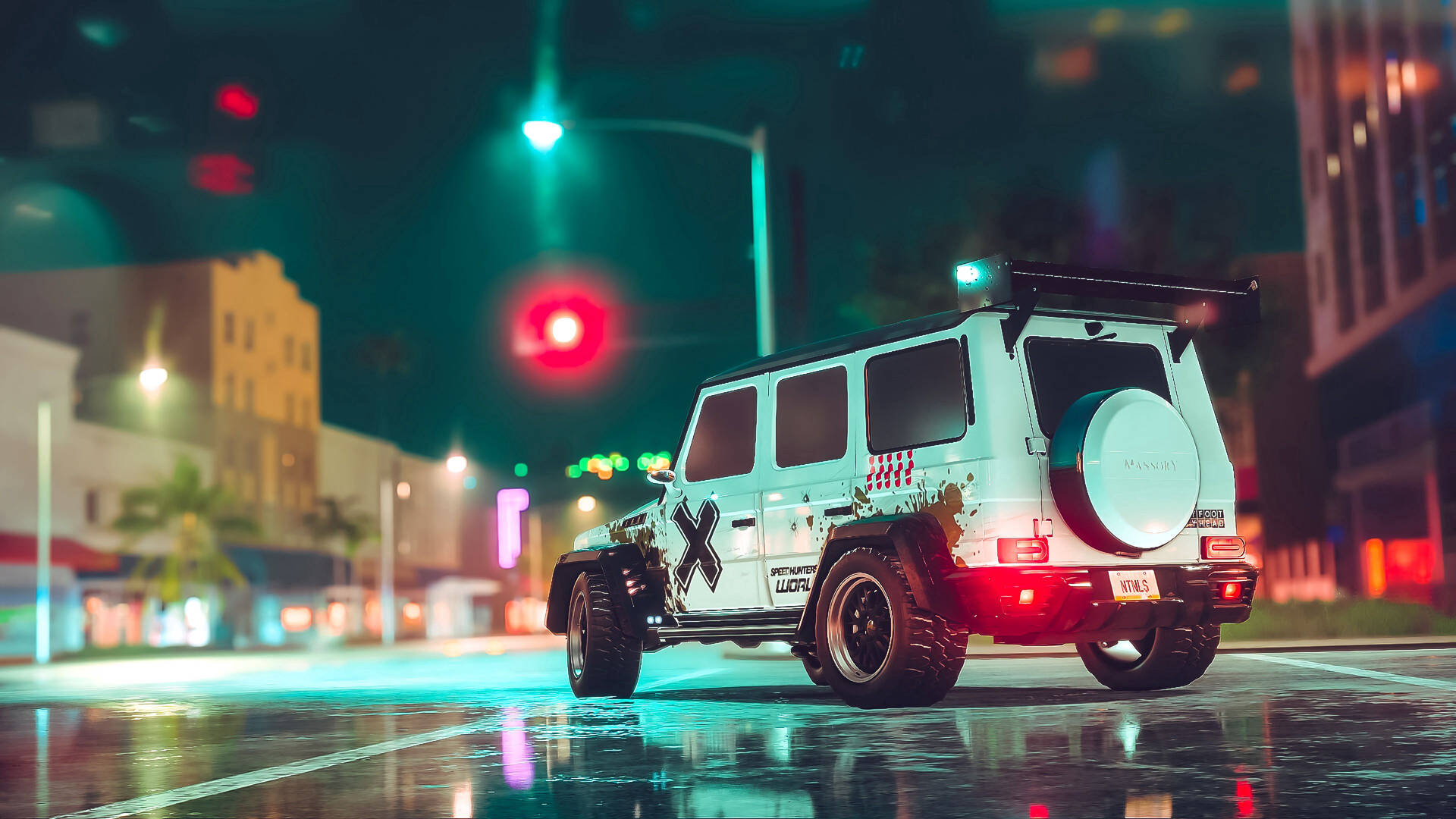 霓虹車 桌布 壁紙 — 一輛白色越野SUV帶有醒目的黑色X貼花，在夜晚霓虹燈閃爍的雨城市街道上滑行。