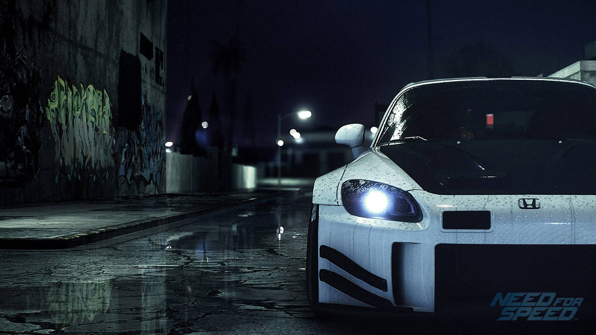 Need For Speed 桌布 壁紙 — 一輛白色跑車亮著發光的車頭燈，在夜間沿著濕滑的市區街道飛馳，經過街燈和塗鴉牆。