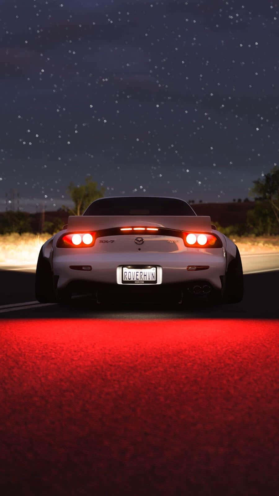 Mazda 桌布 壁紙 — 一輛白色跑車亮著紅色尾燈，在星光燦爛的夜空下行駛在一條散發紅光的瀝青路上。
