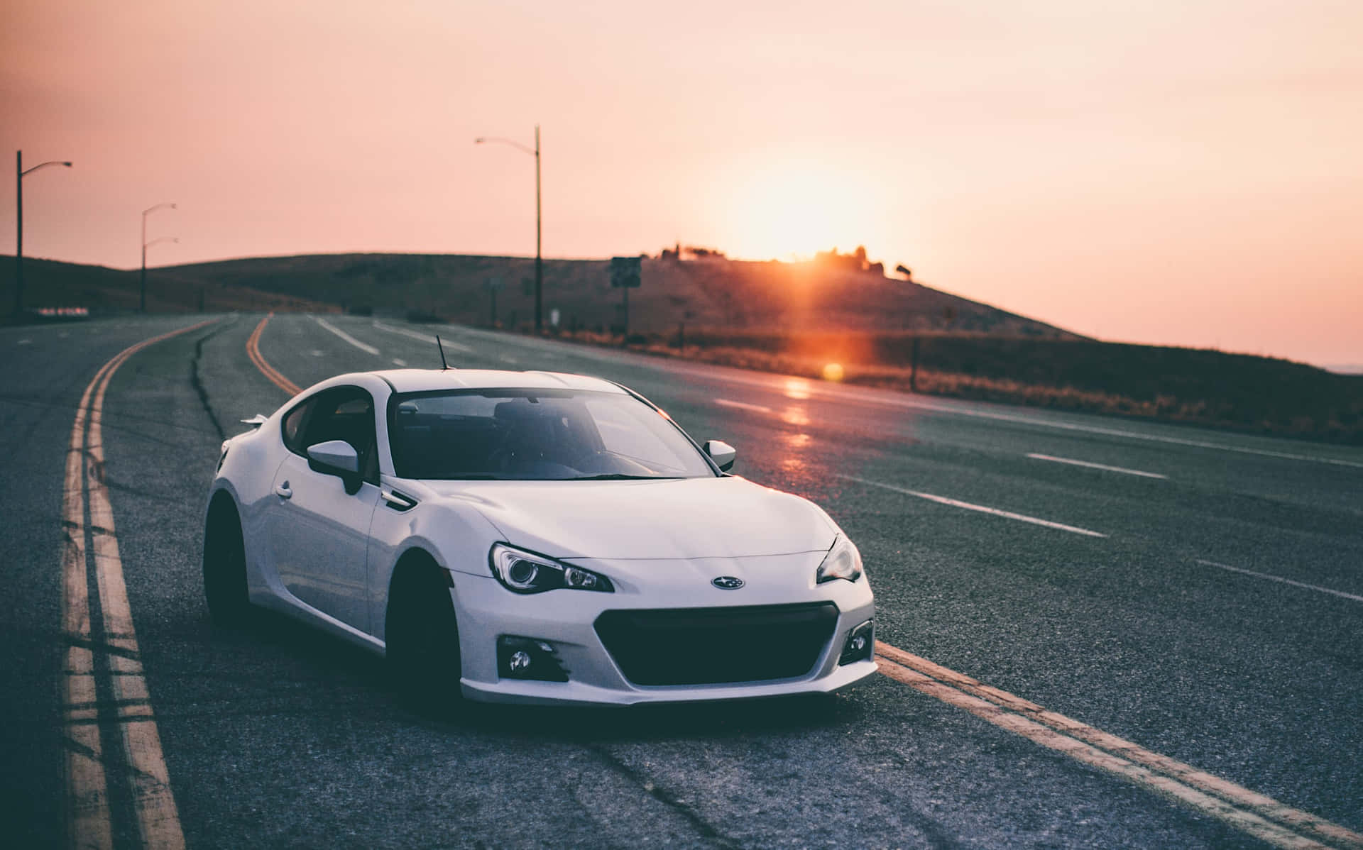 白色跑車停泊在空無一人的道路上，金色日落 — Toyota Supra Mk4 壁紙