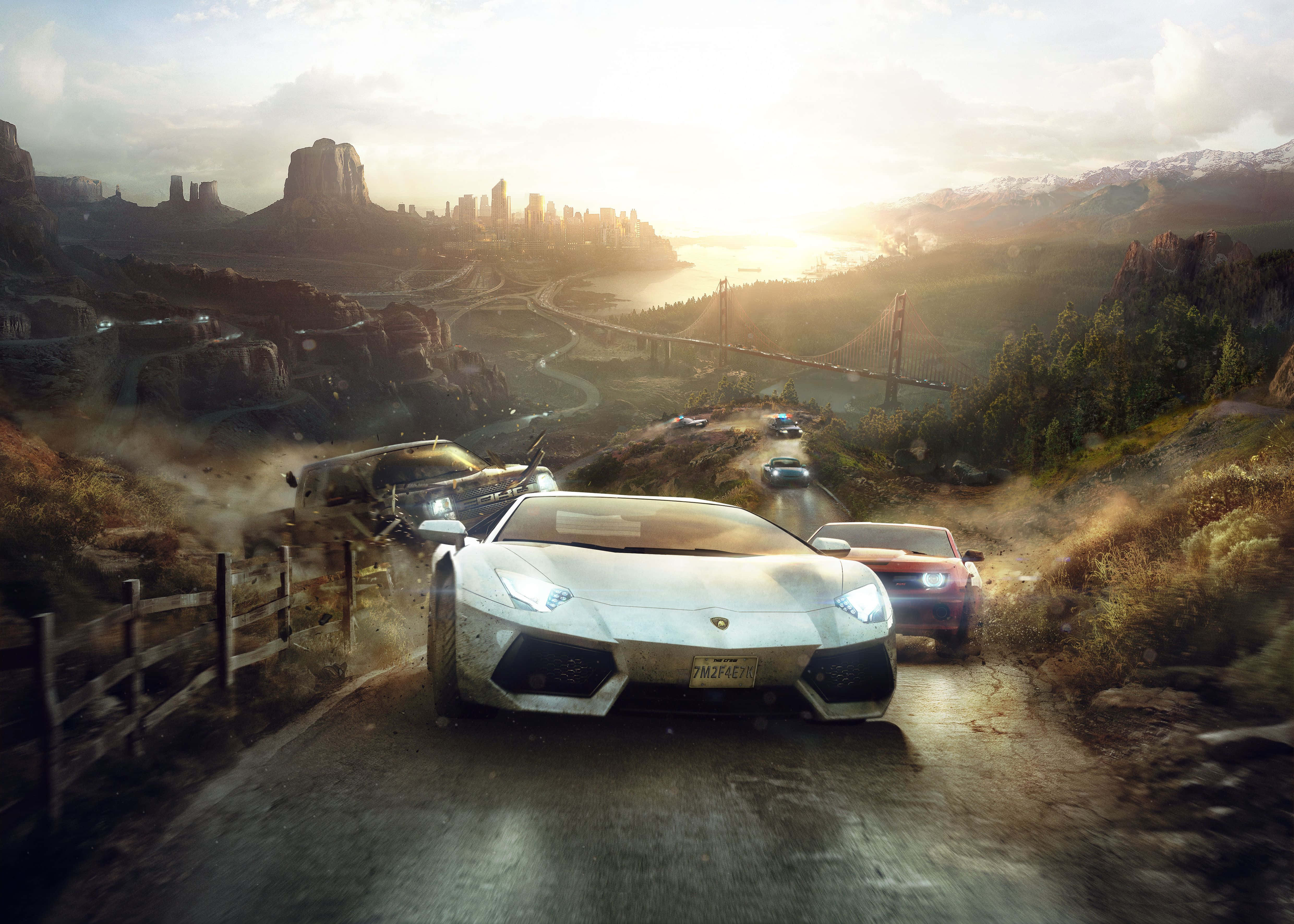 Racing Games 桌布 壁紙 — 一輛白色跑車在塵土飛揚的山路上奔馳，未來城市與橋樑在金色夕陽下閃耀。