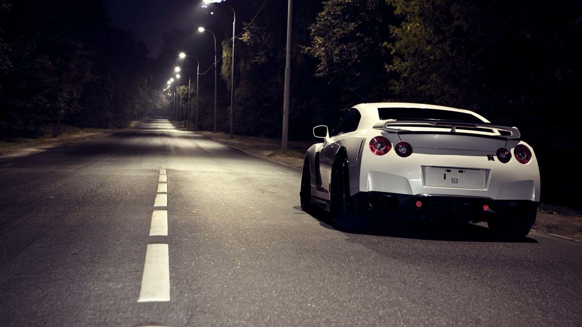 Gtr 桌布 壁紙 — 一輛白色跑車在夜間停泊在一條昏暗空無一人的道路上，街燈投下長長的影子。