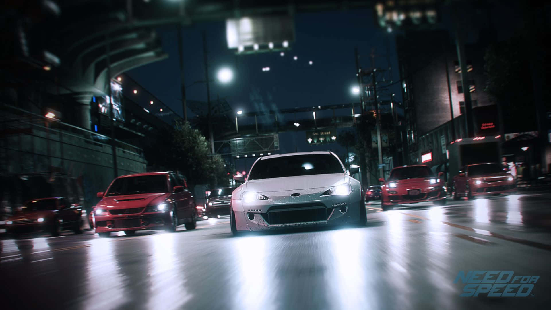Best Need For Speed 桌布 壁紙 — 一輛白色跑車在夜間穿梭於霓虹燈閃爍的街道，紅色汽車和濕漉漉的路面反射著燈光。