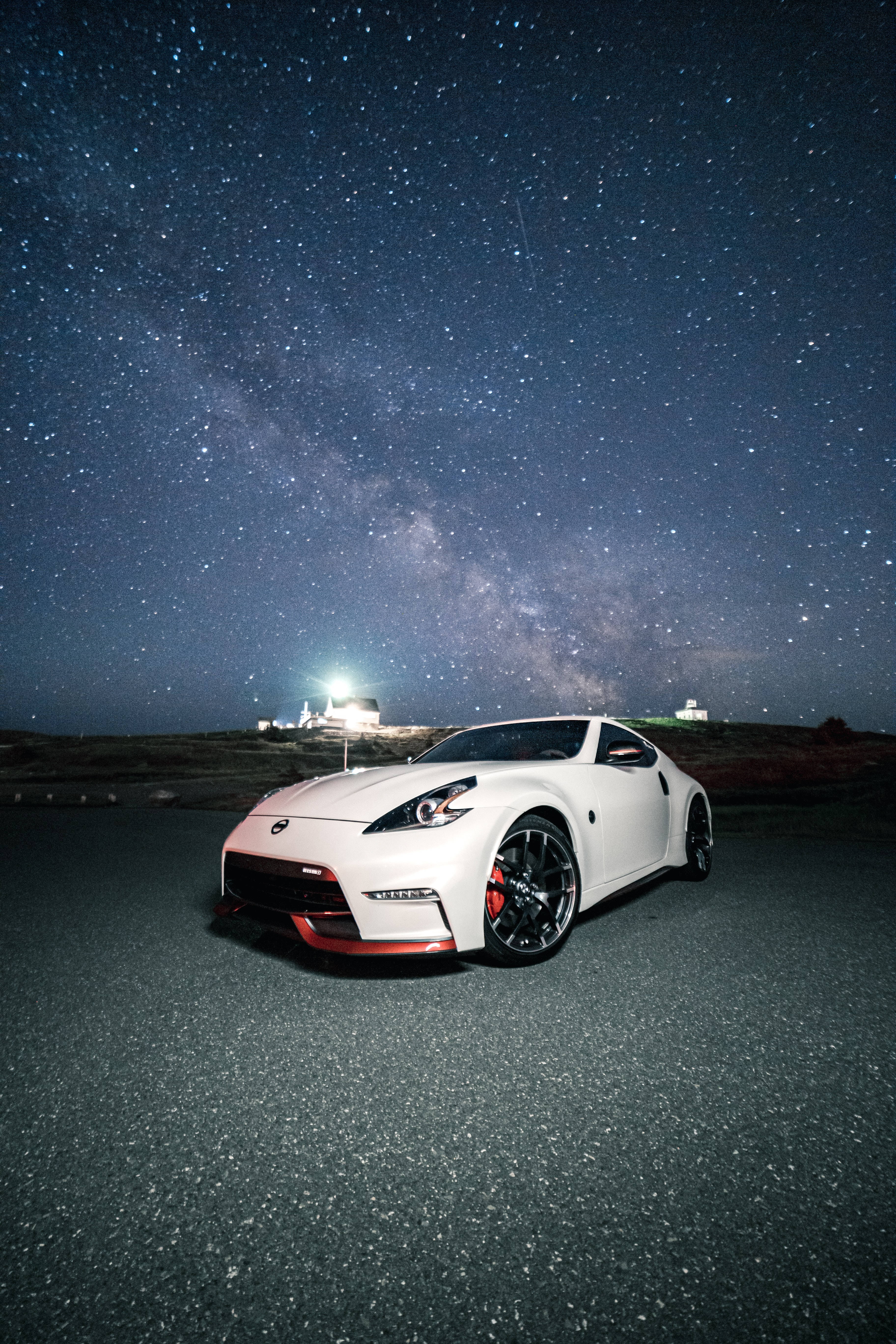 日產 桌布 壁紙 — 一輛白色跑車在星空下閃耀，銀河在頭頂拱起。