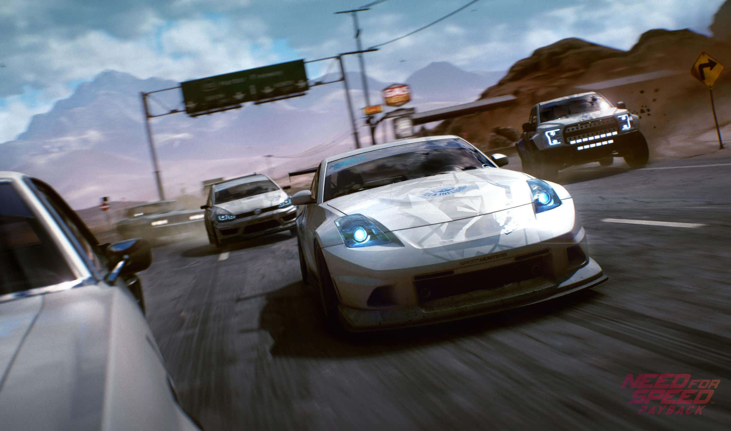 2440x1440 Need For Speed Payback 桌布 壁紙 — 一輛白色跑車在沙漠公路上奔馳，其他車輛在多雲的天空下揚起灰塵。