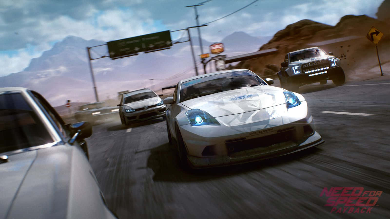Need For Speed Payback 桌布 壁紙 — 一輛白色跑車在沙漠公路上飛馳，其他車輛在多雲的天空下揚起灰塵。
