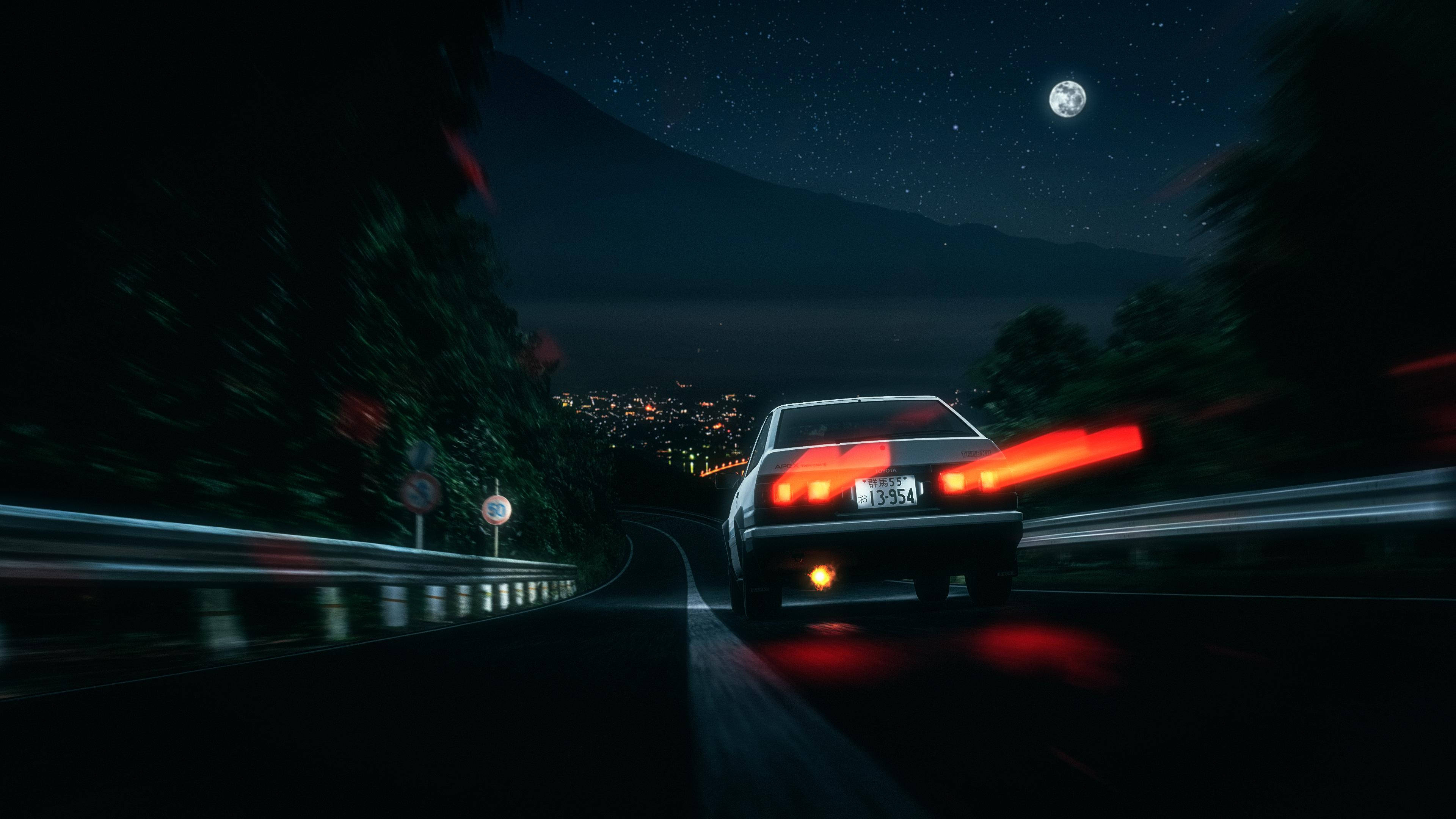 Initial 桌布 壁紙 — 一輛白色跑車在滿月星空下的夜晚沿著蜿蜒的山路疾馳。