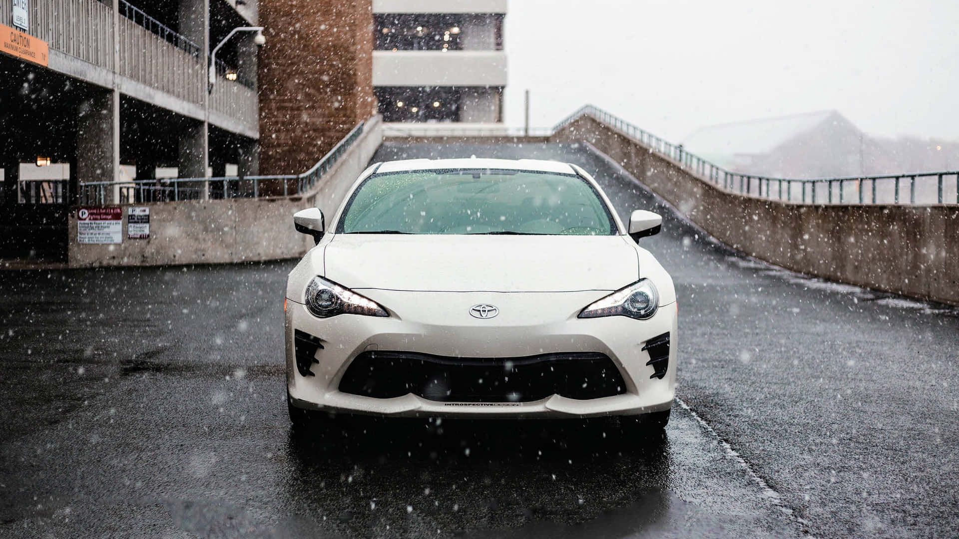 冬季降雪期間，白色跑車停在積雪的城市街道上。 — Toyota Supra Mk4 壁紙