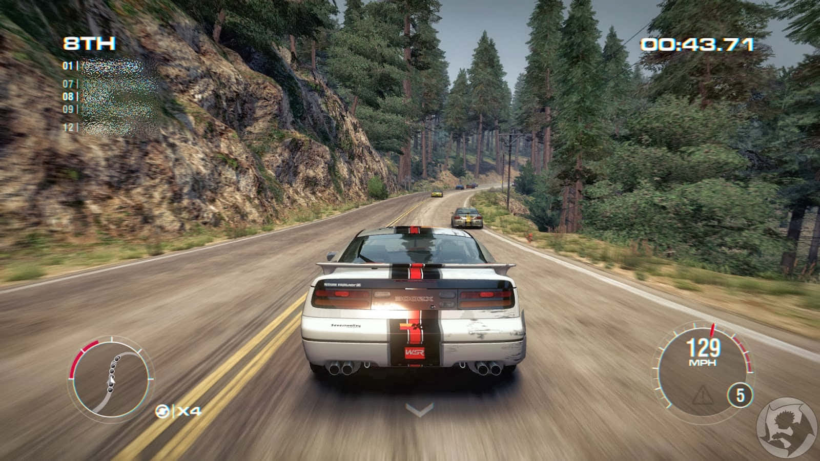 Grid 2 桌布 壁紙 — 一輛白色跑車在蜿蜒的森林道路上奔馳，兩旁是樹木和岩石峭壁。