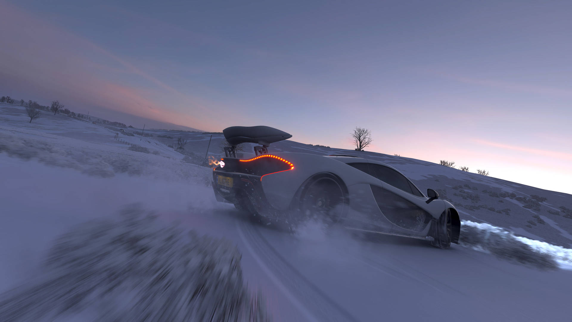 白色跑車在黃昏時分在雪地中飄移，橙色燈光發光。