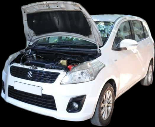 Suzuki Swift 桌布 壁紙 — 一輛白色鈴木掀背車，引擎蓋打開，露出引擎室，背景為黑色。