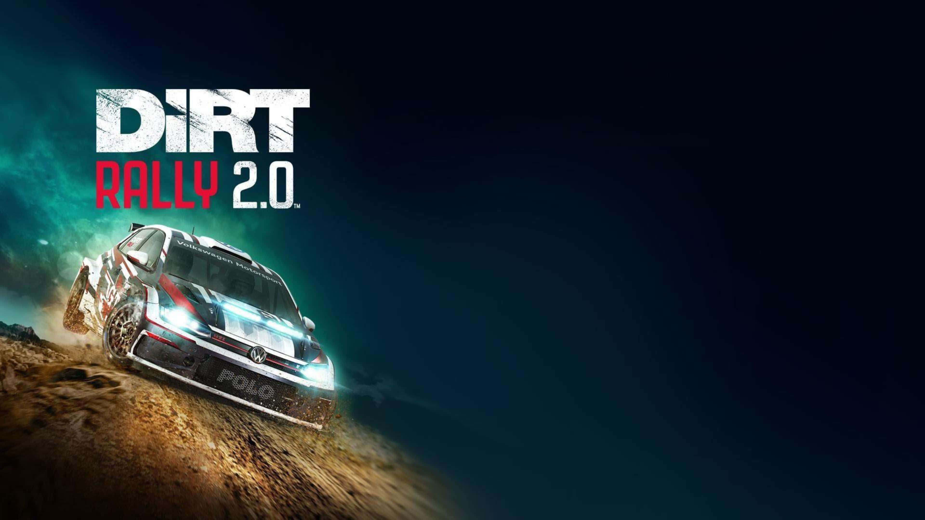 4K Dirt Rally 桌布 壁紙 — 一輛福斯Polo拉力賽車在深藍綠色和黑色背景中，亮著車頭燈飛馳過塵土。