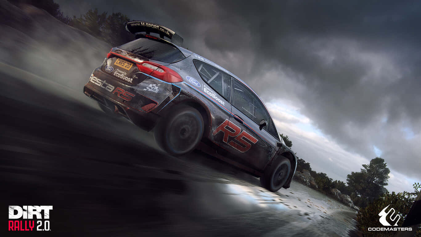 1366x768 Dirt Rally 桌布 壁紙 — 一輛福特 Fiesta RS 拉力賽車在暴風雨的天空下，在潮濕的森林道路上側滑。