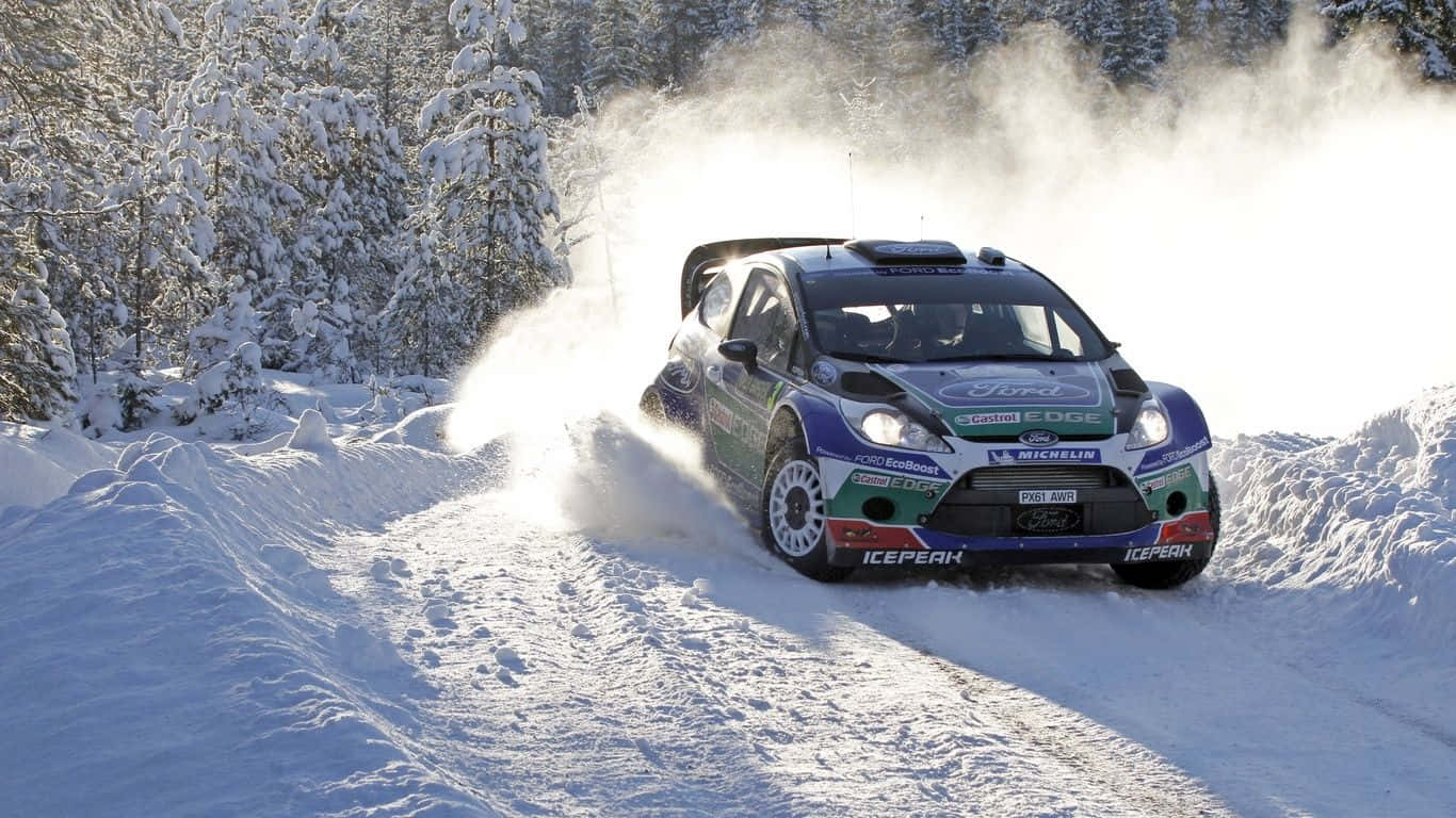 Ice Racing 桌布 壁紙 — 一輛福特拉力賽車在白雪覆蓋的森林小徑上疾馳，揚起一陣雪和冰的飛沫。