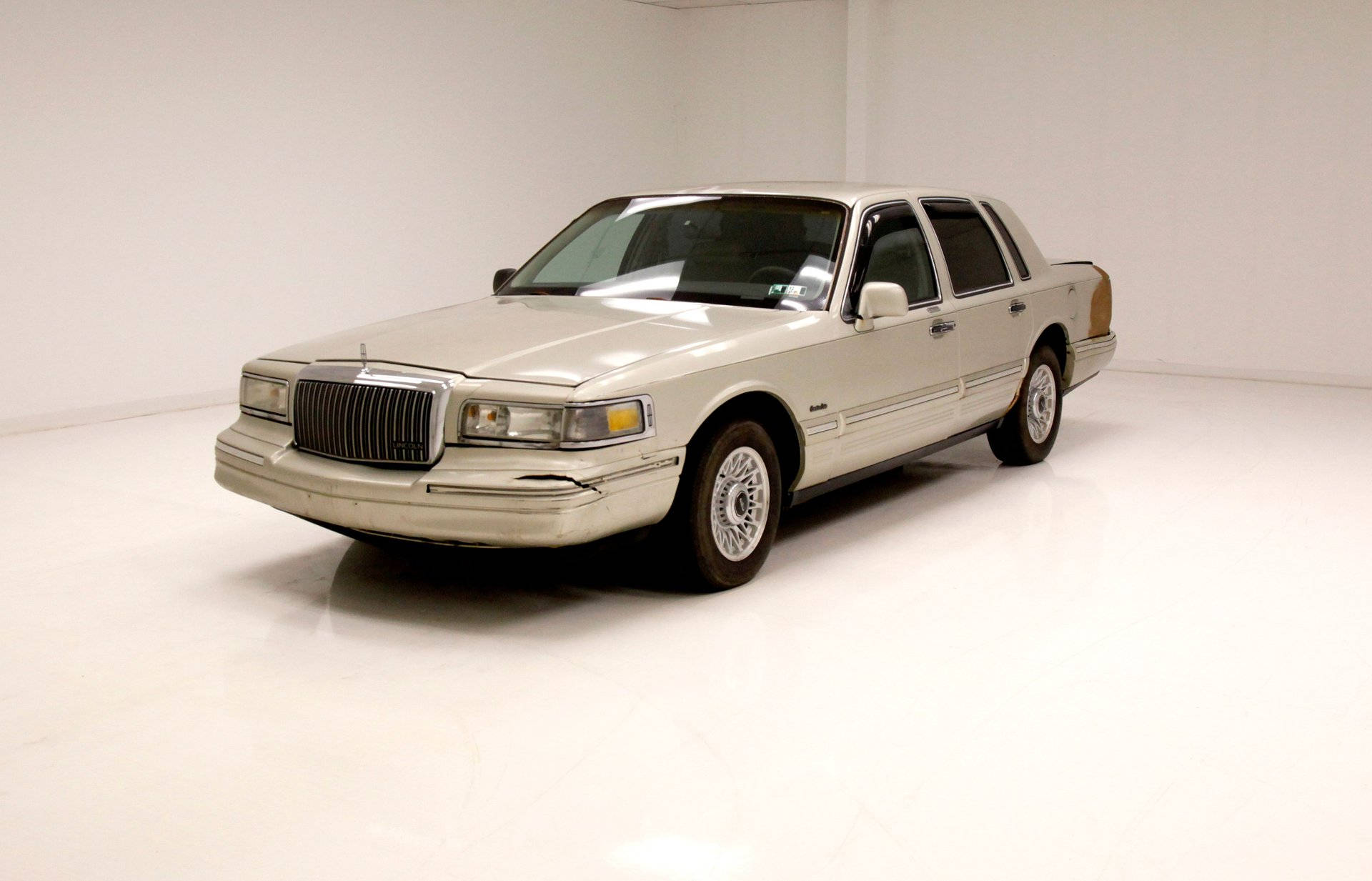 cars 桌布 壁紙 — 一輛米色1990年代林肯城市轎車在極簡白色工作室中展示，地板具有反射效果。