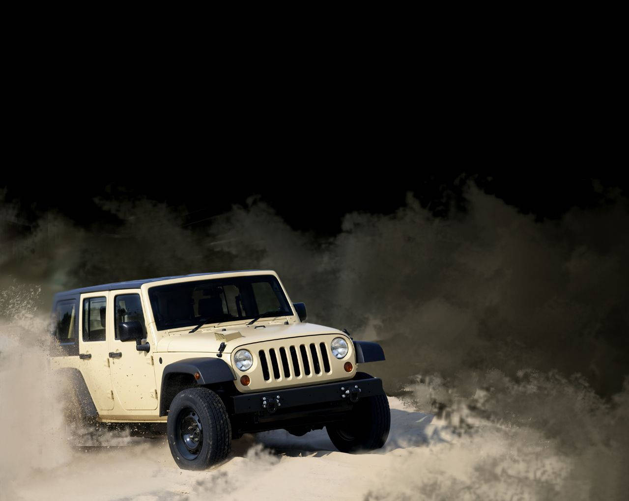 吉普 桌布 壁紙 — 一輛米色Jeep Wrangler在夜晚的荒涼沙漠中揚起沙塵，背景是戲劇性的黑暗天空。
