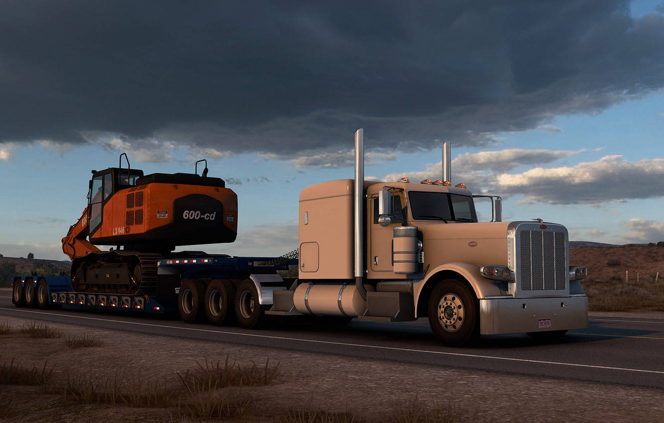 American Truck Simulator 桌布 壁紙 — 一輛米色半掛卡車在戲劇性的暮色天空下，沿著沙漠高速公路用平板車運載一台橙色挖掘機。