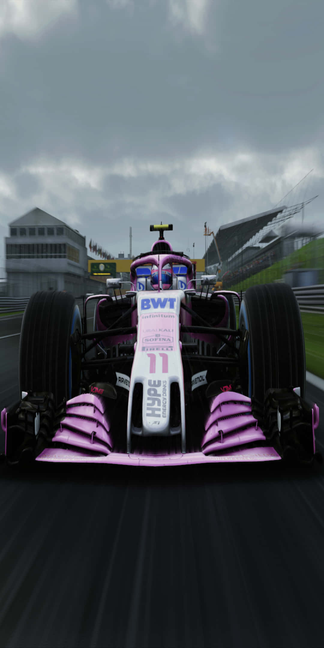 F1 桌布 壁紙 — 一輛粉紅色和白色的F1賽車在潮濕的賽道上向前奔馳，背景是陰天和看台。