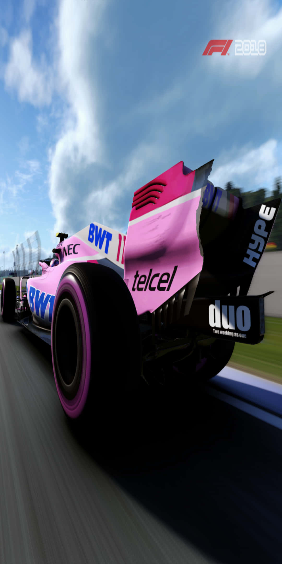 F1 桌布 壁紙 — 一輛粉紅色和黑色的 Formula 1 賽車在晴朗藍天白雲下沿著賽道飛馳。