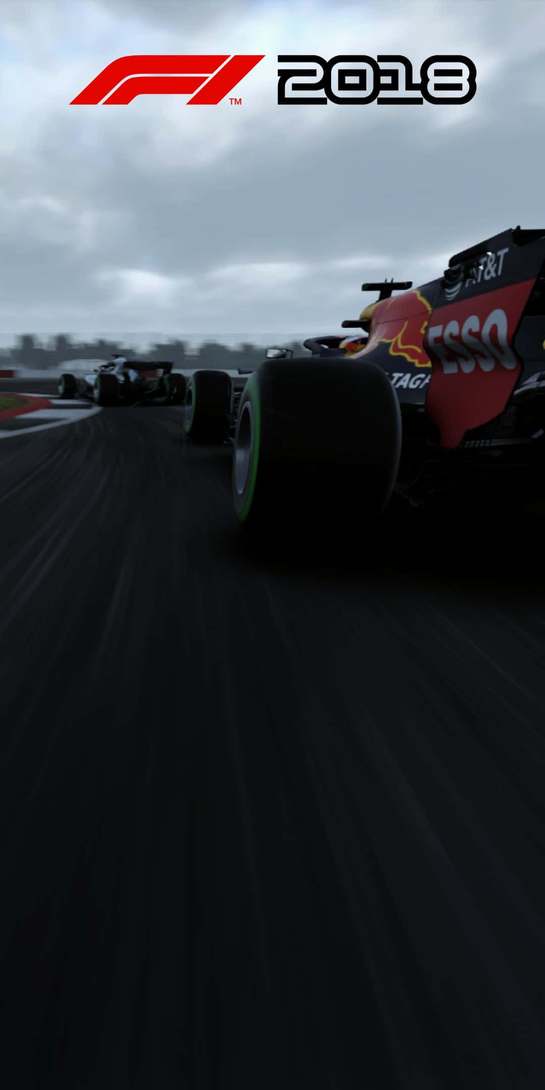 F1 桌布 壁紙 — 一輛紅牛F1賽車在陰天的濕滑賽道上奔馳，動態模糊效果強調速度感。