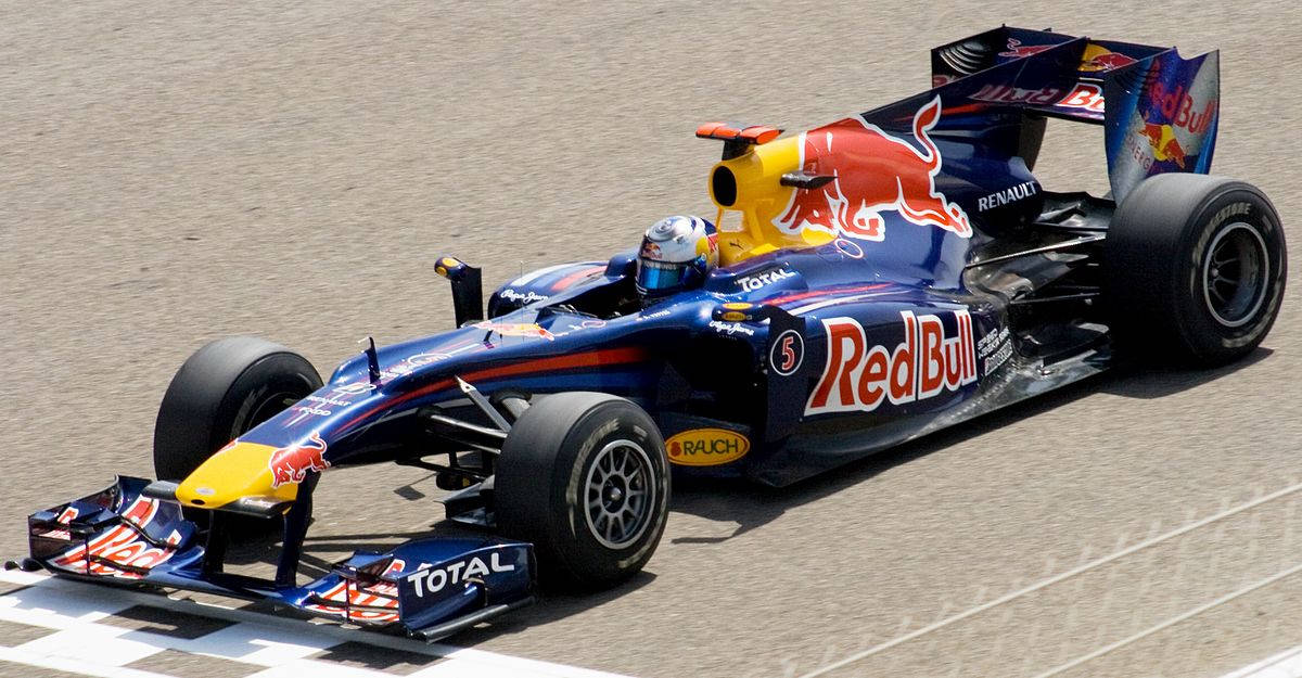 紅牛F1賽車在日落時越過終點線 — 紅牛F1 壁紙