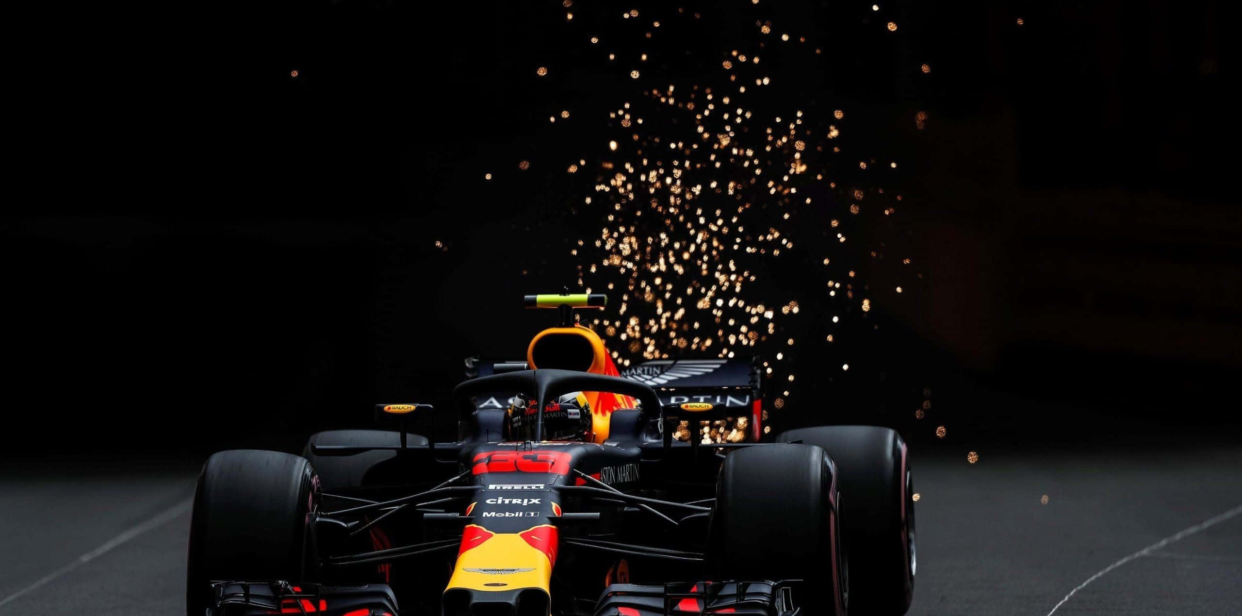 Max Verstappen 桌布 壁紙 — 一輛紅牛一級方程式賽車在夜間奔馳，火花從車尾飛出，在黑暗的賽道上疾馳。