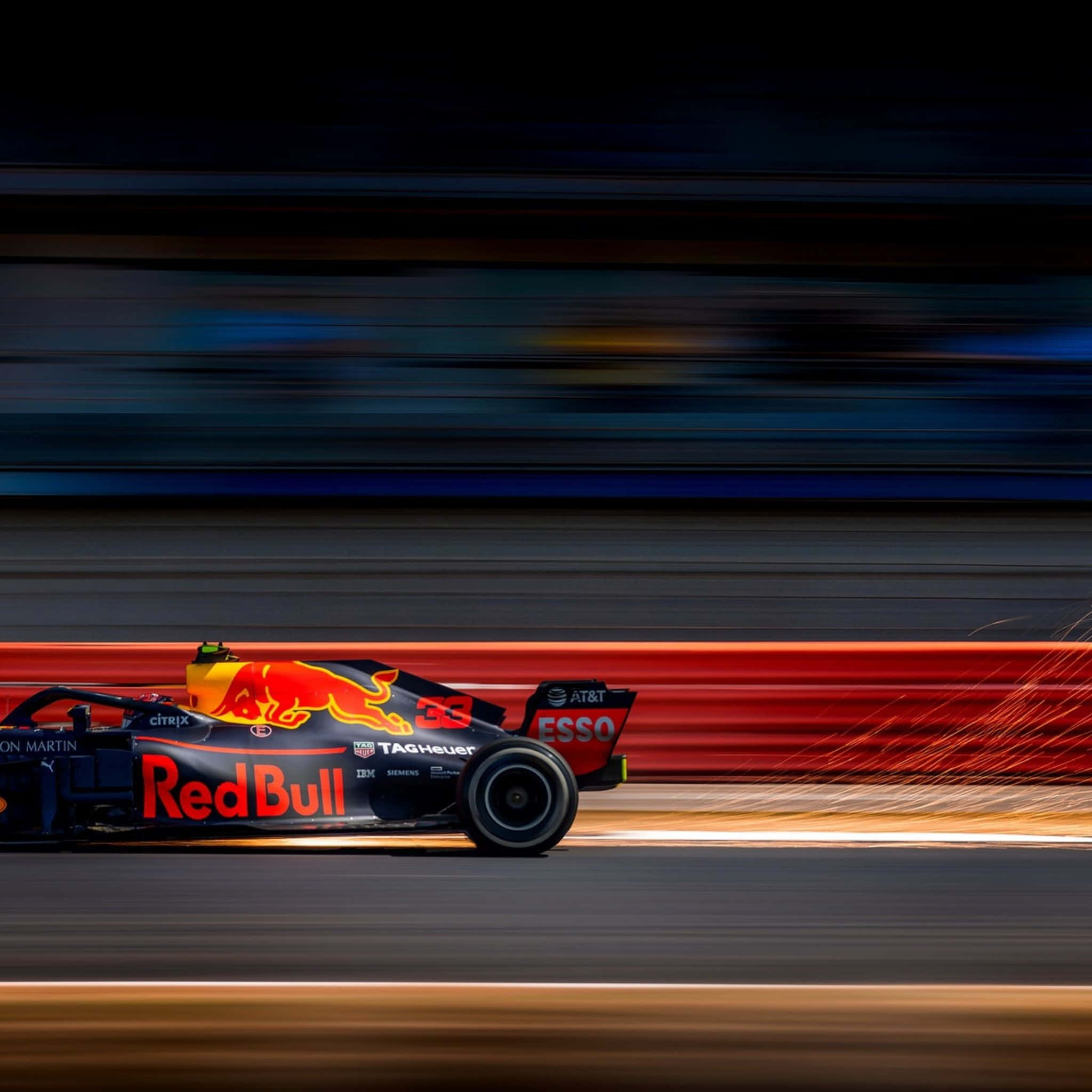 Max Verstappen 桌布 壁紙 — 一輛紅牛一級方程式賽車在日落時分的賽道上疾馳而過，留下動態痕跡。