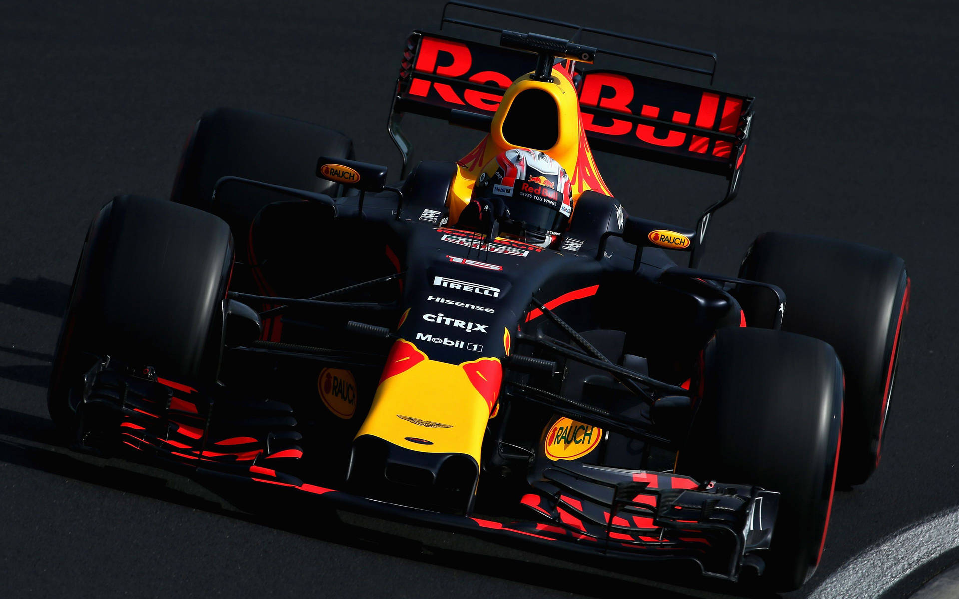 比賽期間賽道上的紅牛一級方程式賽車。 — 紅牛F1 壁紙