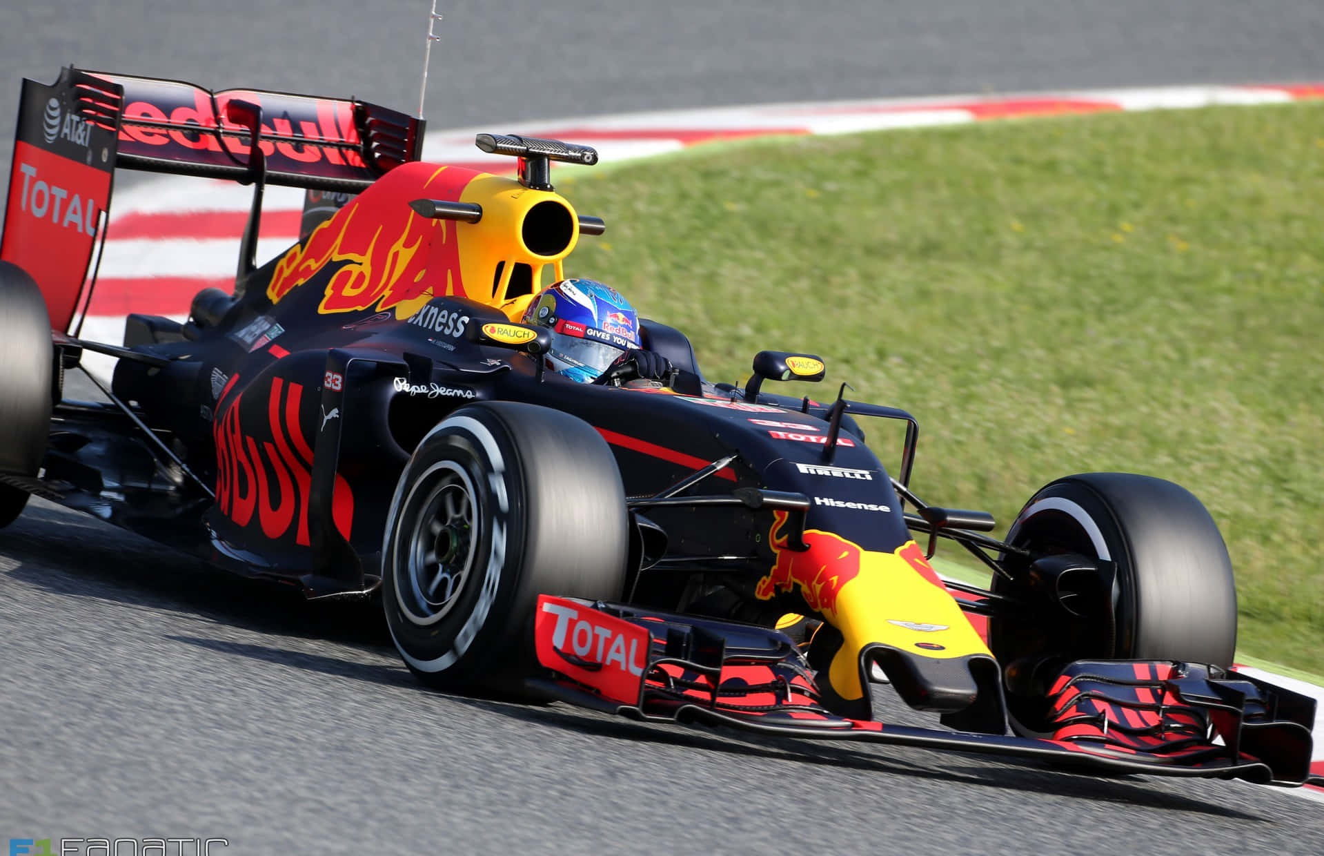 F1 2016 桌布 壁紙 — 一輛紅牛一級方程式賽車在賽道上疾馳，駕駛艙內可見戴頭盔的車手。