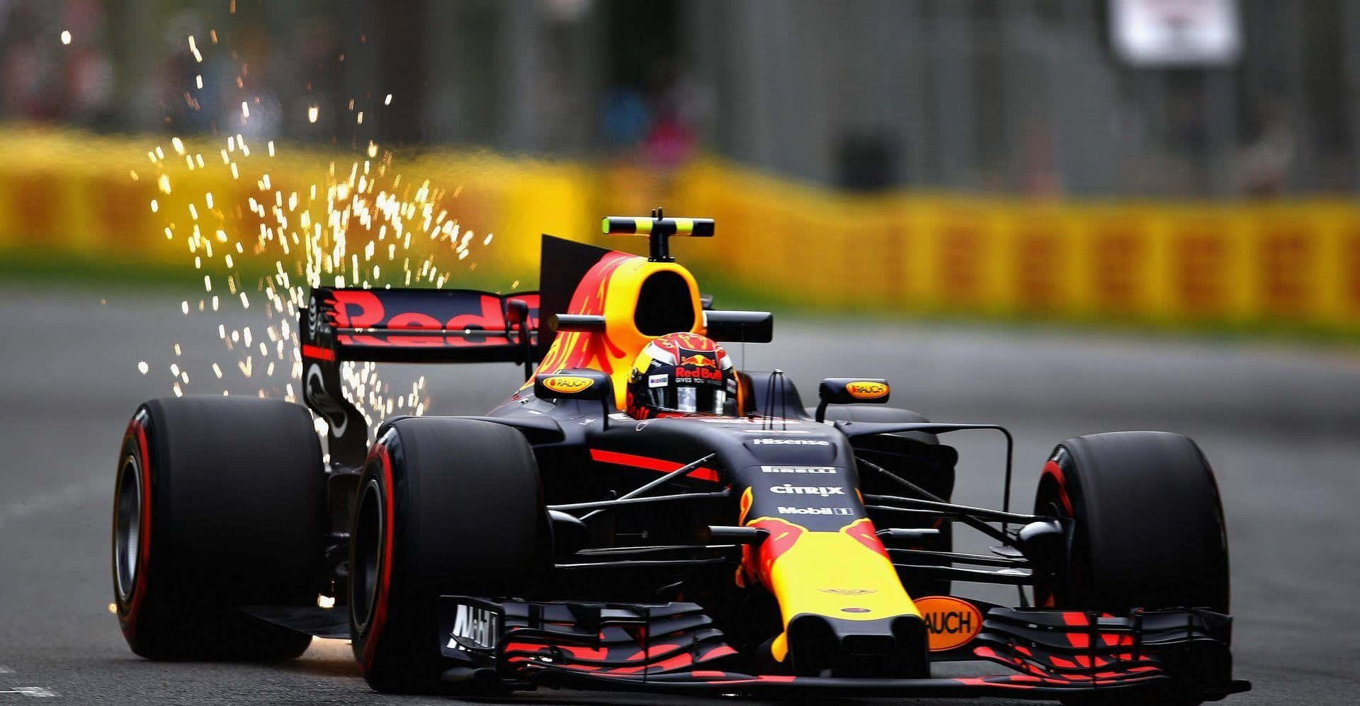 Max Verstappen 桌布 壁紙 — 一輛紅牛一級方程式賽車在賽道上飛馳，後輪胎迸發出火花。