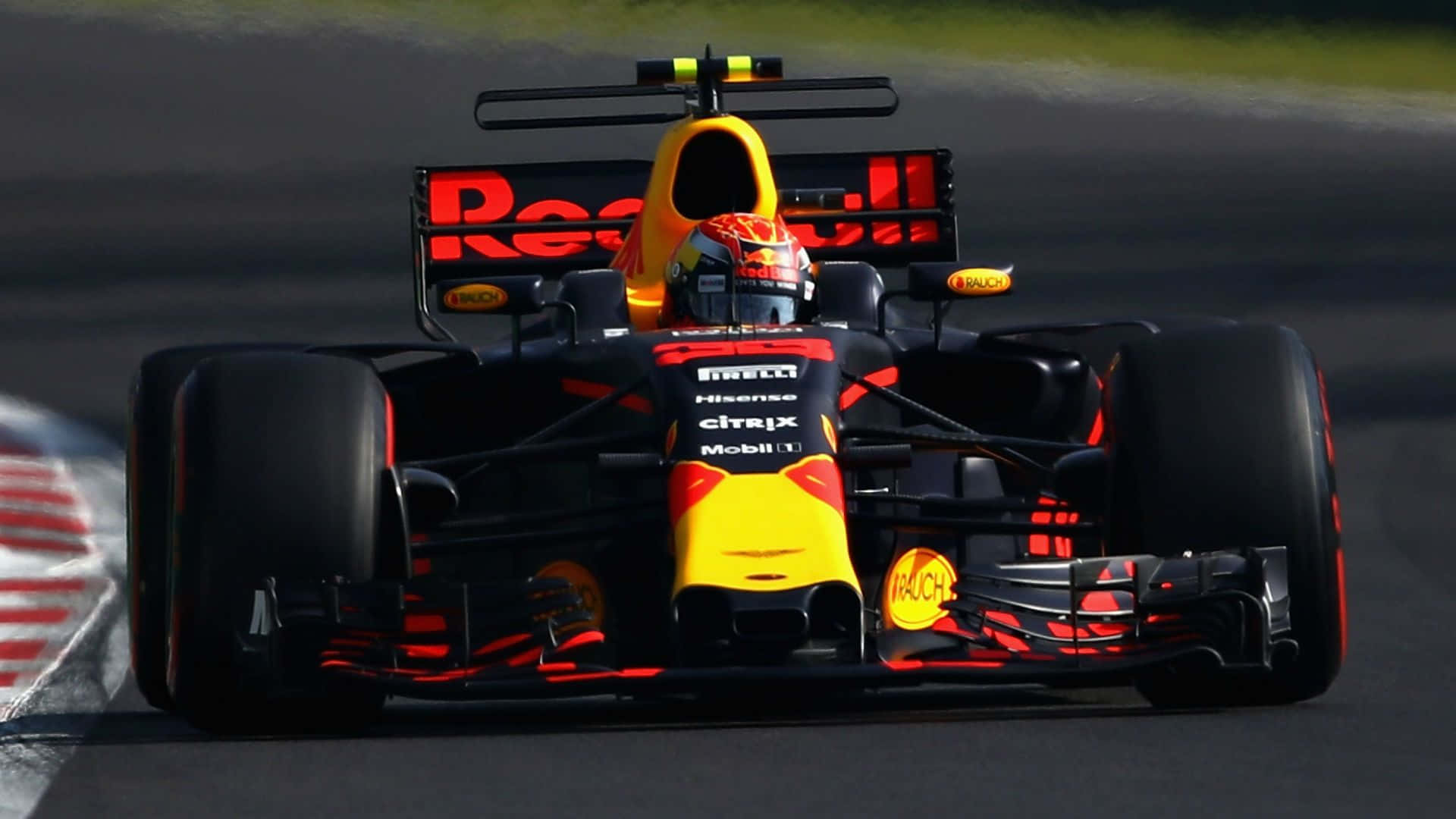 Max Verstappen 桌布 壁紙 — 一輛紅牛一級方程式賽車在賽道彎道高速行駛，車手戴著頭盔清晰可見。