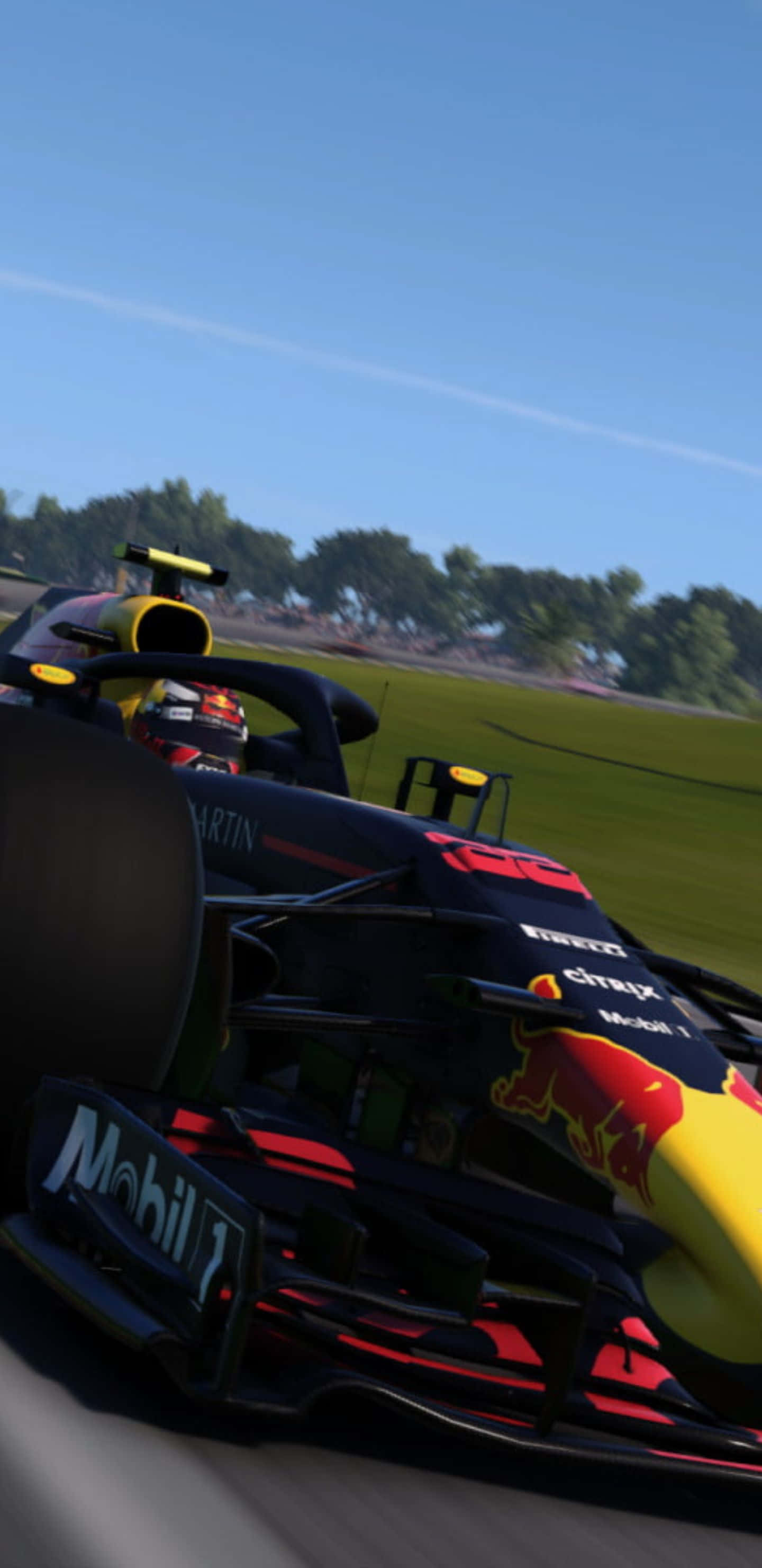 Formula 1 桌布 壁紙 — 一輛紅牛一級方程式賽車在陽光明媚的賽道上疾馳，背景有綠草和樹木。