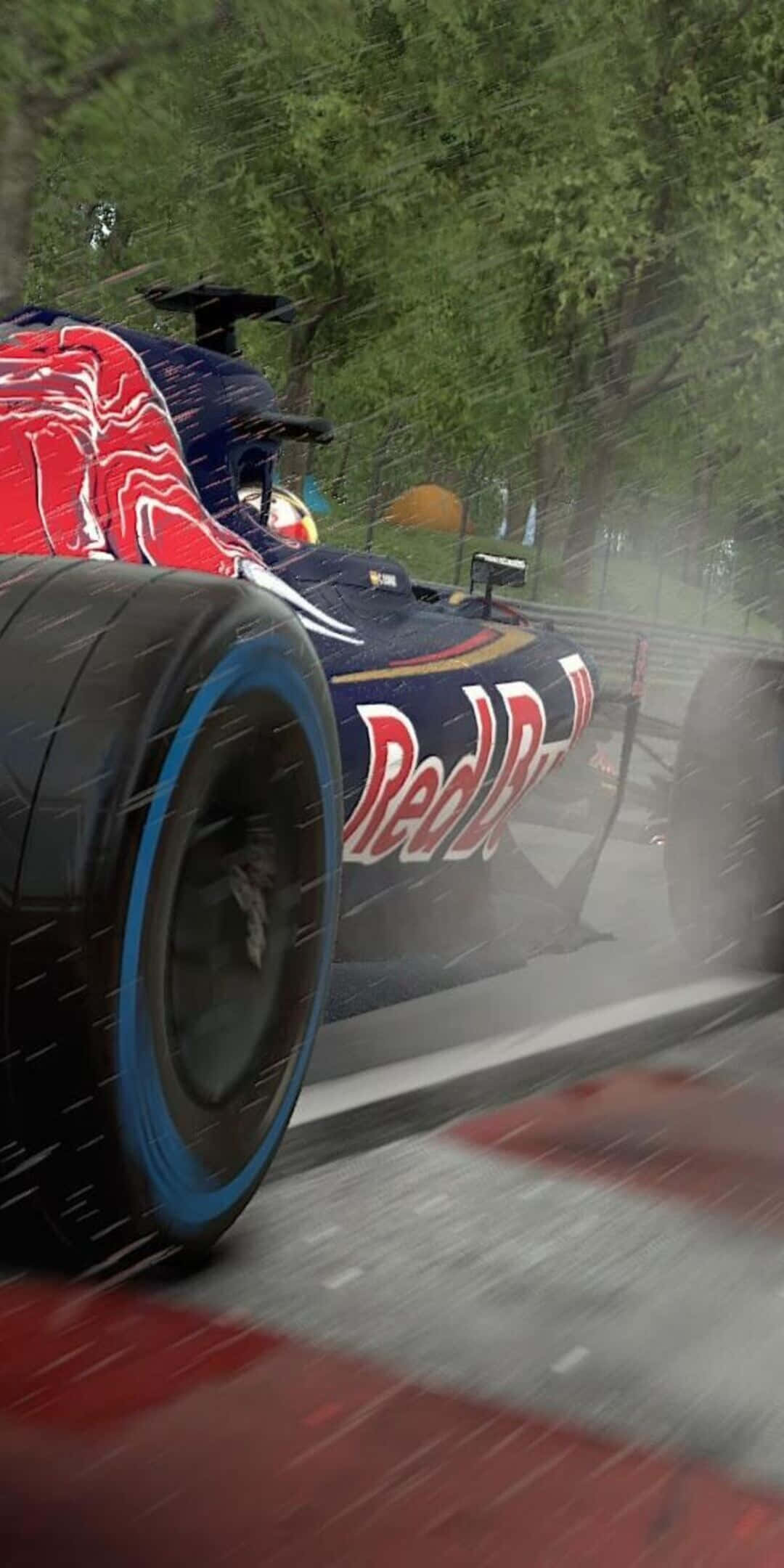 F1 2016 桌布 壁紙 — 一輛紅牛一級方程式賽車在雨濕的樹林間高速飛馳，帶有動態模糊和水花。