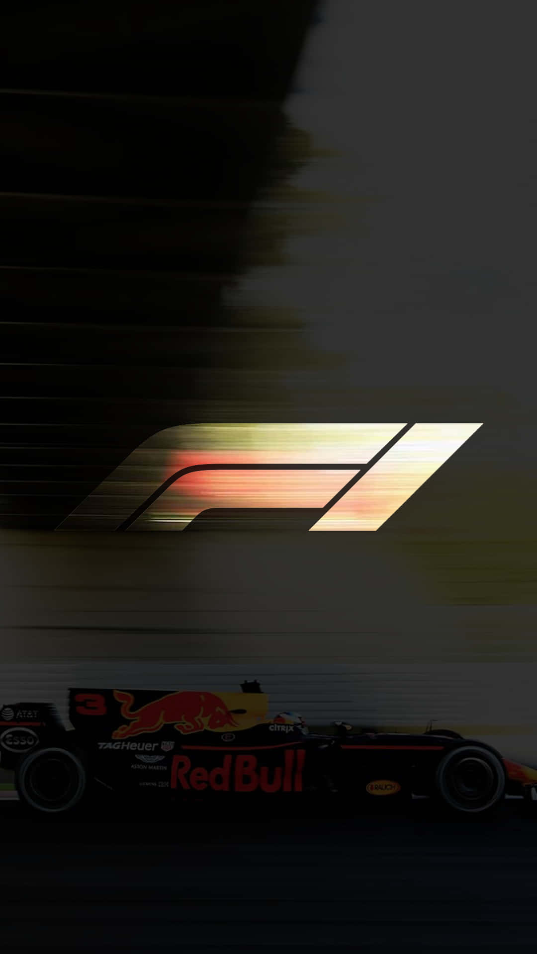 F1 2016 桌布 壁紙 — 一輛紅牛一級方程式賽車在黃昏的賽道上，在發光的F1標誌下模糊駛過。