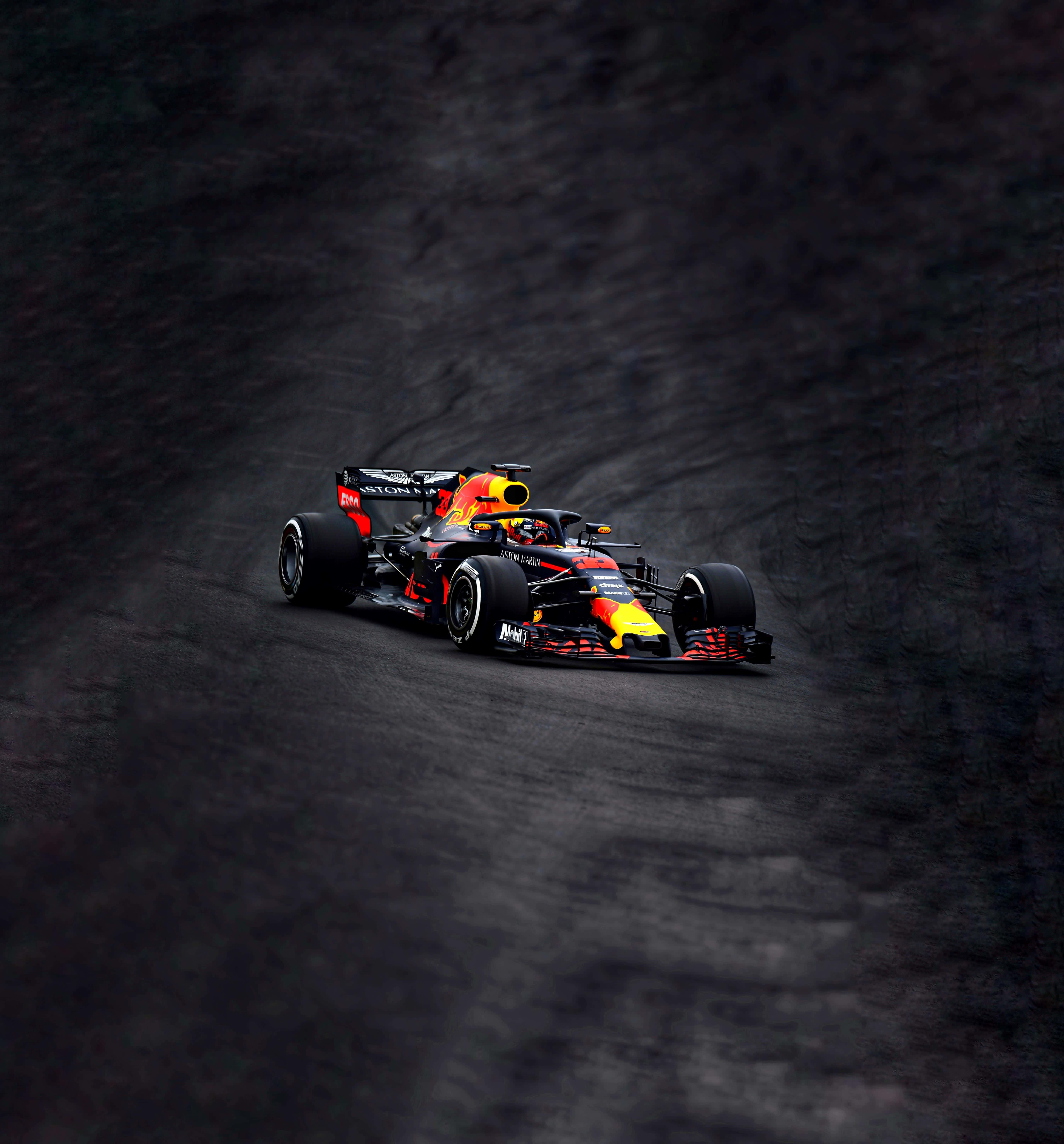 Max Verstappen 桌布 壁紙 — 一輛紅牛一級方程式賽車在黑暗、有紋理的隧道中奔馳，戲劇性的燈光凸顯其空氣動力學設計。