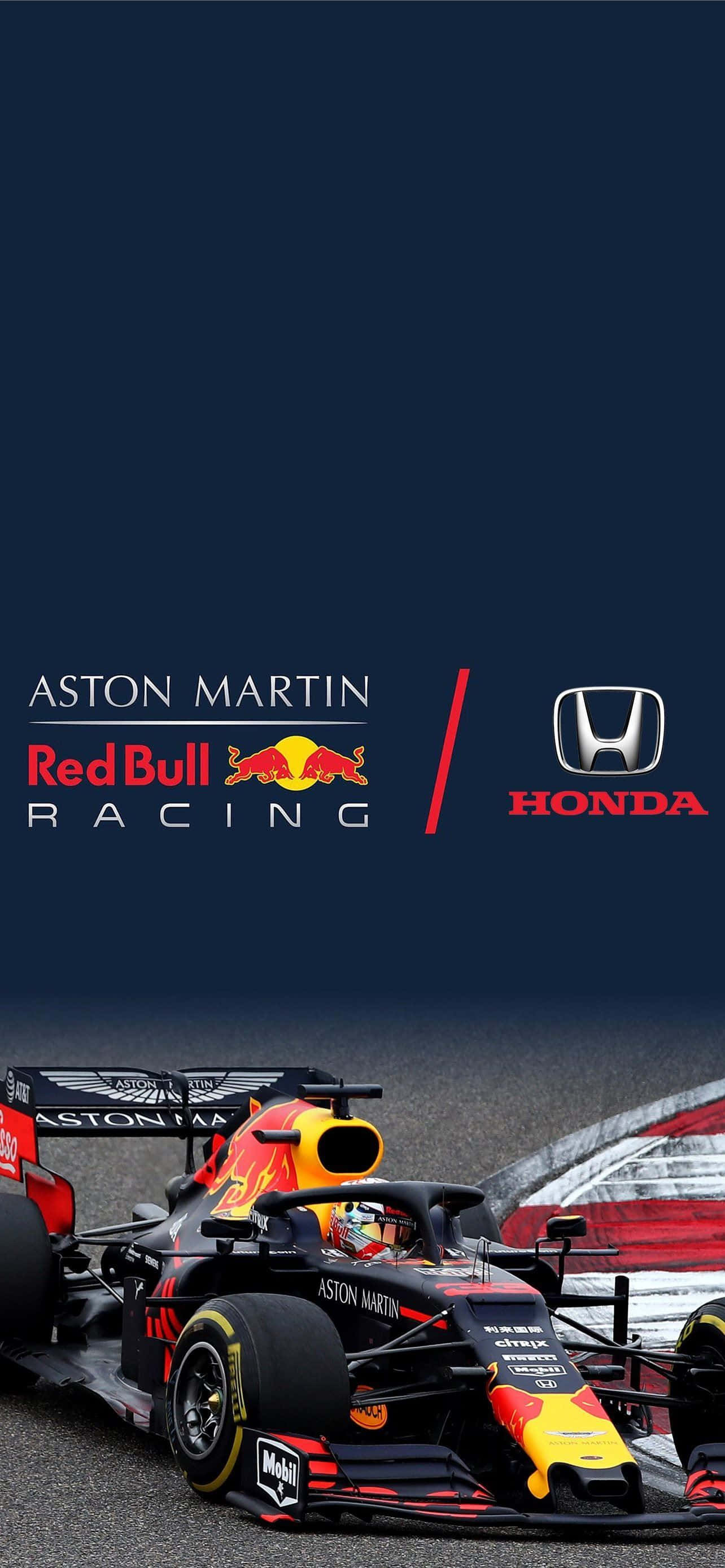 F1 桌布 壁紙 — 一輛紅牛車隊一級方程式賽車，帶有Aston Martin和Honda標誌，背景為黑暗賽道。