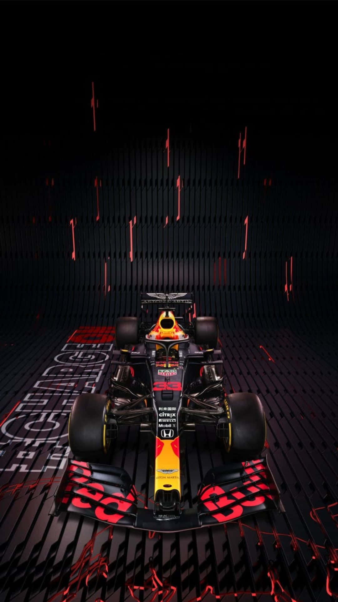 F1 桌布 壁紙 — 一輛紅牛車隊一級方程式賽車在深色紋理牆壁上以紅色和黃色點綴發光，並帶有發光的紅色線條。