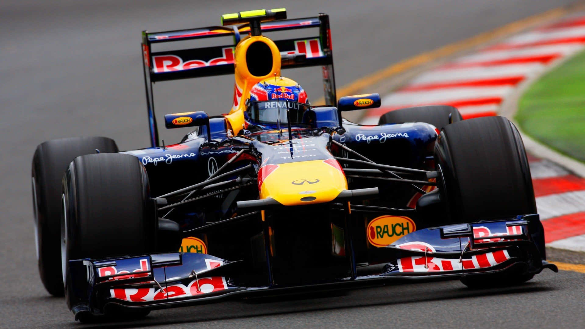 HD F1 2016 桌布 壁紙 — 一輛紅牛車隊一級方程式賽車在潮濕的賽道彎道上疾馳，可見輪胎水花和鮮明的贊助商標誌。