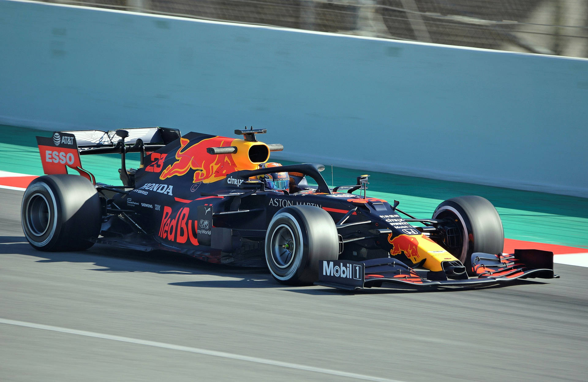 紅牛車隊一級方程式賽車在黃昏時分的賽道上疾馳。 — 紅牛F1 壁紙