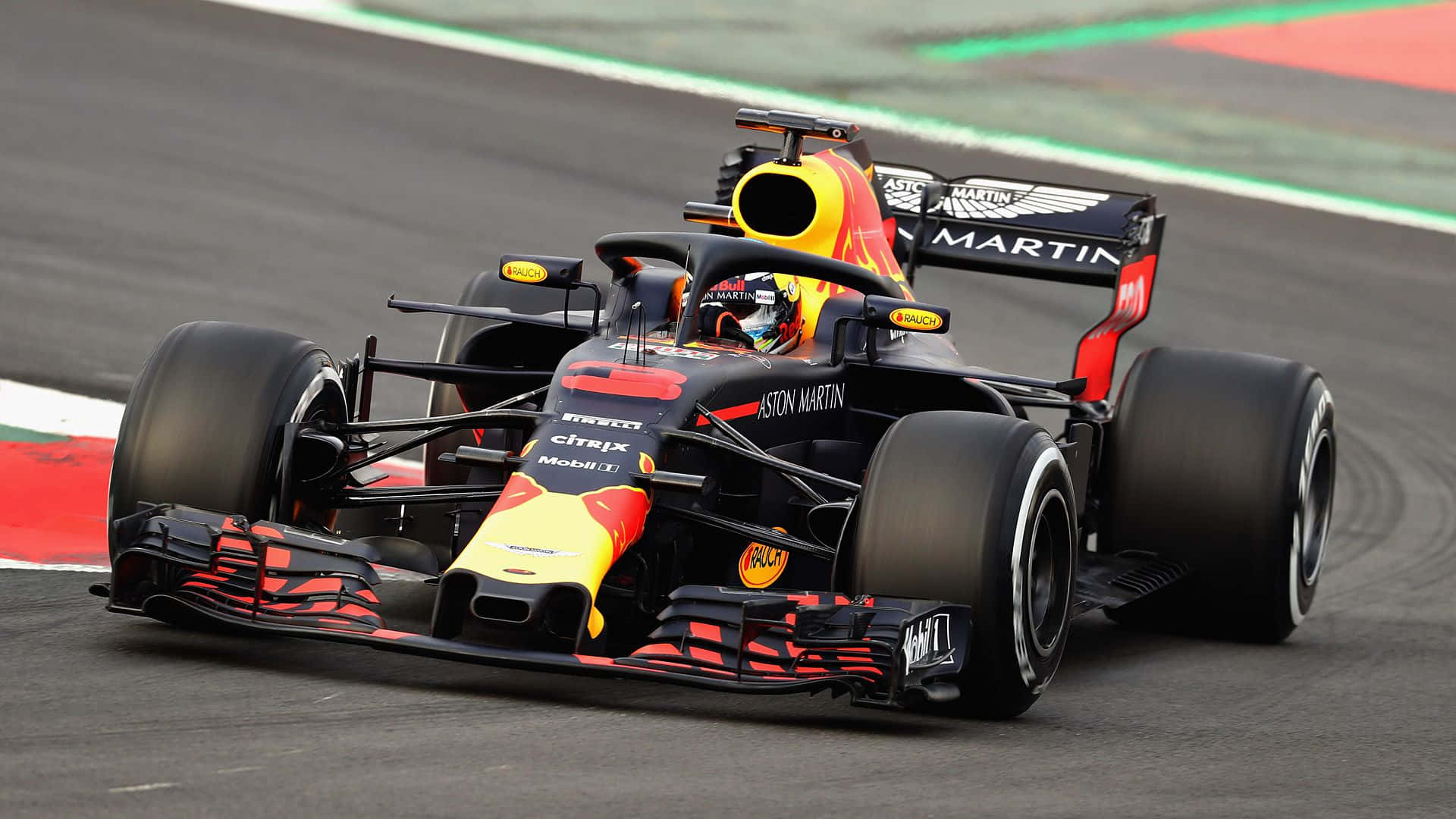 Max Verstappen 桌布 壁紙 — 一輛紅牛車隊一級方程式賽車在賽道彎道高速行駛，可見輪胎煙霧和贊助商標誌。