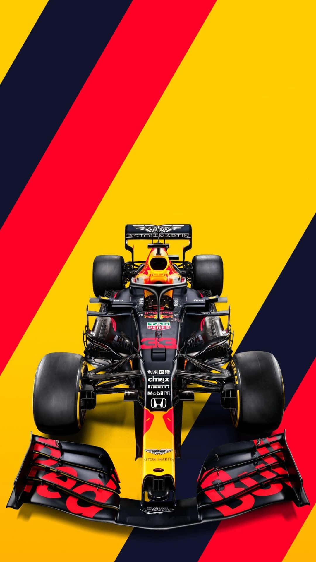 F1 桌布 壁紙 — 一輛紅牛車隊一級方程式賽車置於大膽的黃、紅、海軍藍斜紋背景中央。